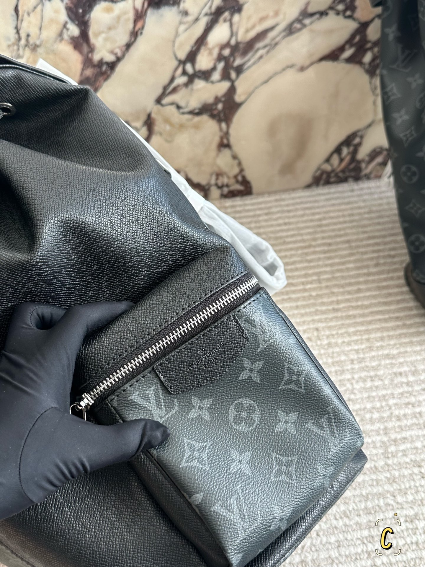 💰185 复刻版

size：38*42cm 
L家 双肩包💼
超高清五金logo标志、
专用里内里 
直男必备款。
Lv最好看的黑色老花双肩包 
大小也刚刚好哦！

