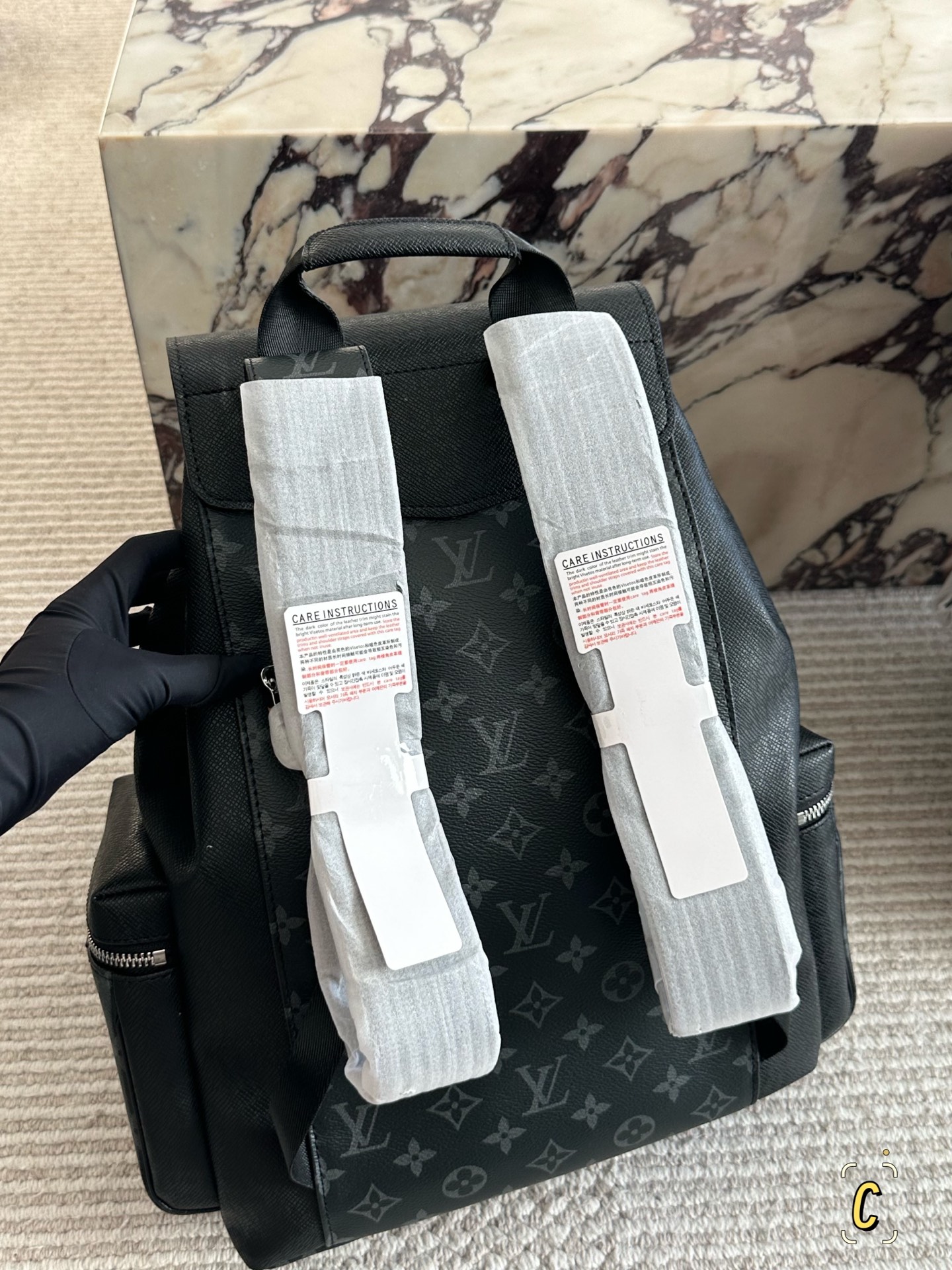 💰185 复刻版

size：38*42cm 
L家 双肩包💼
超高清五金logo标志、
专用里内里 
直男必备款。
Lv最好看的黑色老花双肩包 
大小也刚刚好哦！

