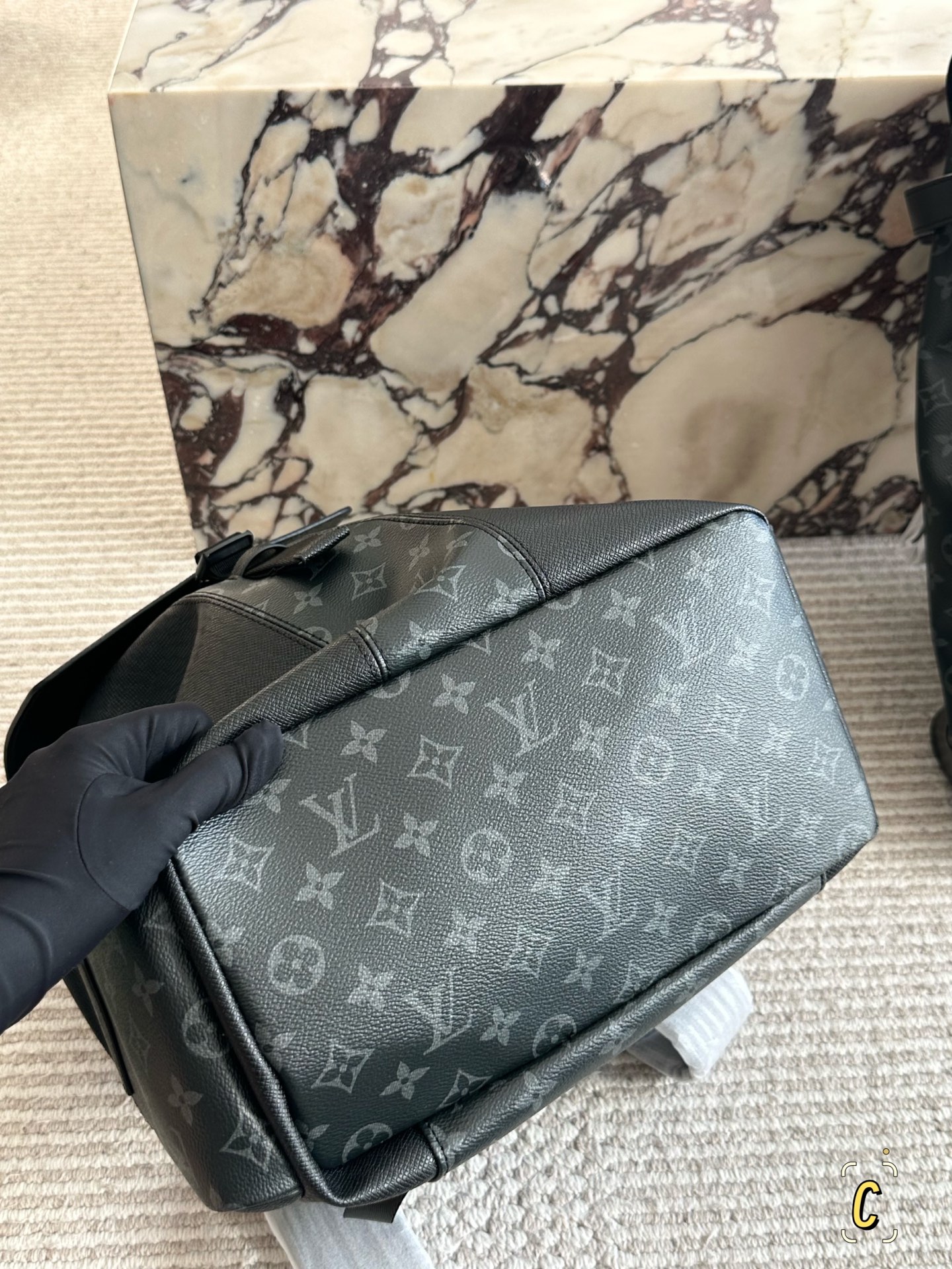 💰185 复刻版

size：38*42cm 
L家 双肩包💼
超高清五金logo标志、
专用里内里 
直男必备款。
Lv最好看的黑色老花双肩包 
大小也刚刚好哦！


