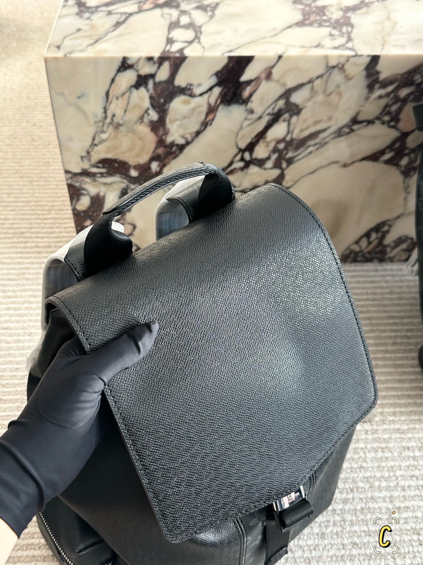 💰185 复刻版

size：38*42cm 
L家 双肩包💼
超高清五金logo标志、
专用里内里 
直男必备款。
Lv最好看的黑色老花双肩包 
大小也刚刚好哦！

