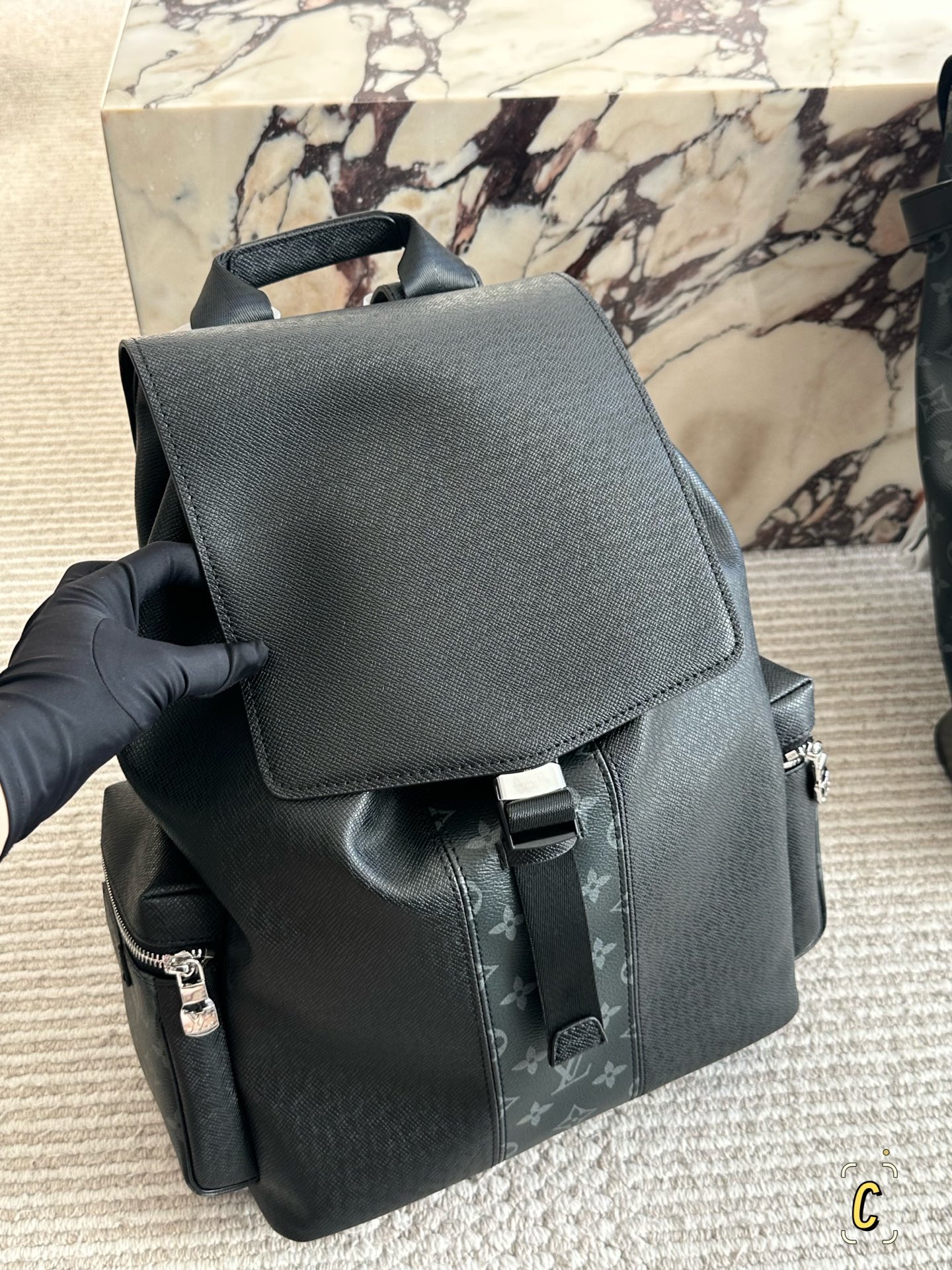 💰185 复刻版

size：38*42cm 
L家 双肩包💼
超高清五金logo标志、
专用里内里 
直男必备款。
Lv最好看的黑色老花双肩包 
大小也刚刚好哦！

