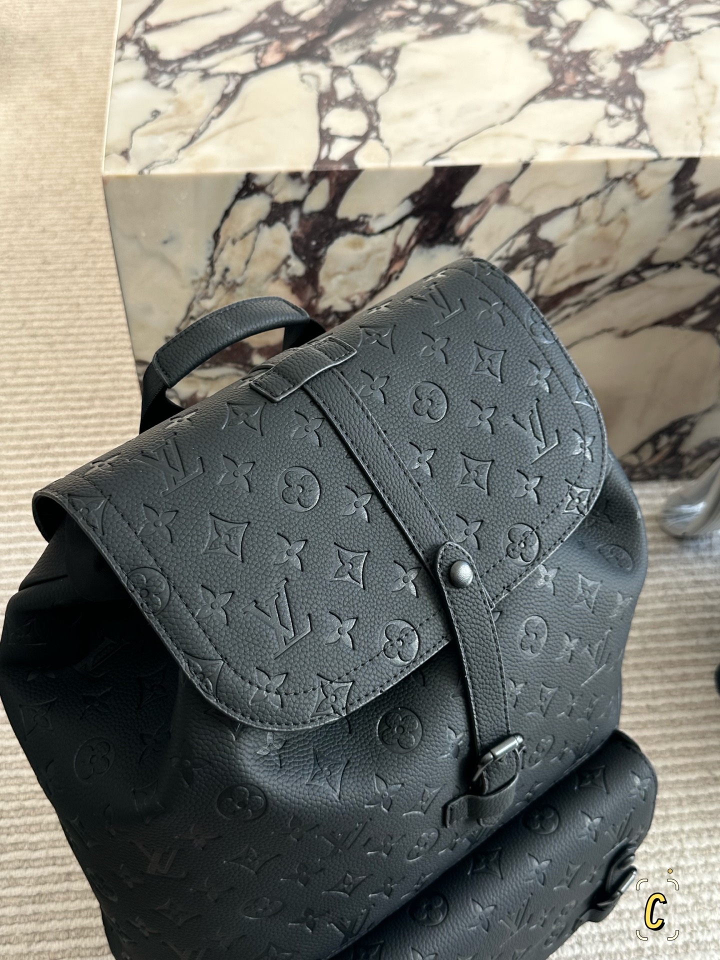 💰190 复刻版

size：30*40cm 
L家 双肩包💼
超高清五金logo标志、
专用里内里 
直男必备款。
Lv最好看的黑色老花双肩包 
大小也刚刚好哦！

