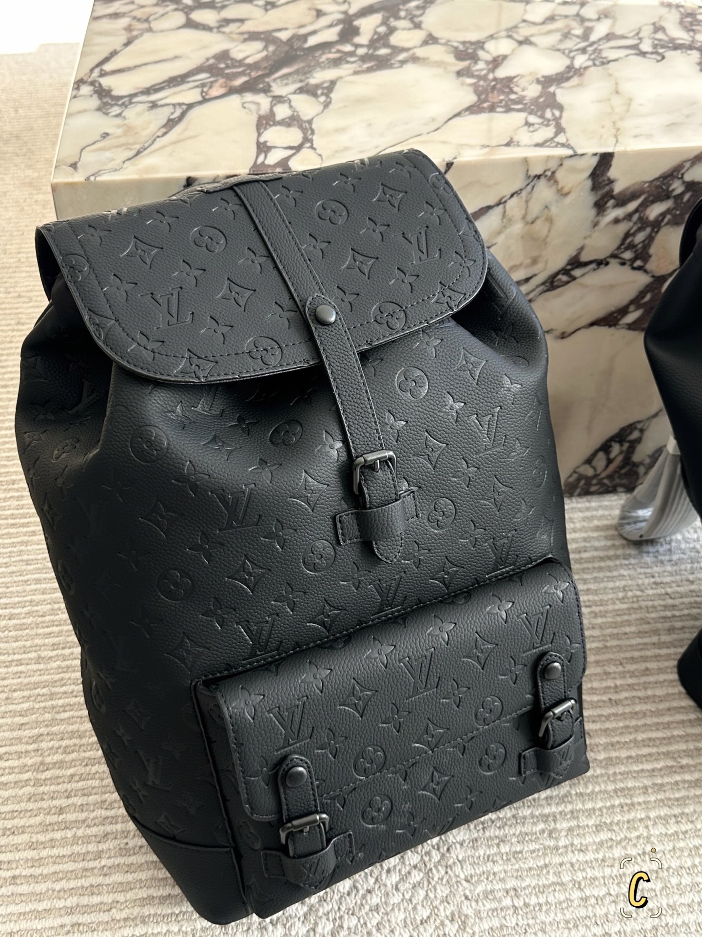 💰190 复刻版

size：30*40cm 
L家 双肩包💼
超高清五金logo标志、
专用里内里 
直男必备款。
Lv最好看的黑色老花双肩包 
大小也刚刚好哦！

