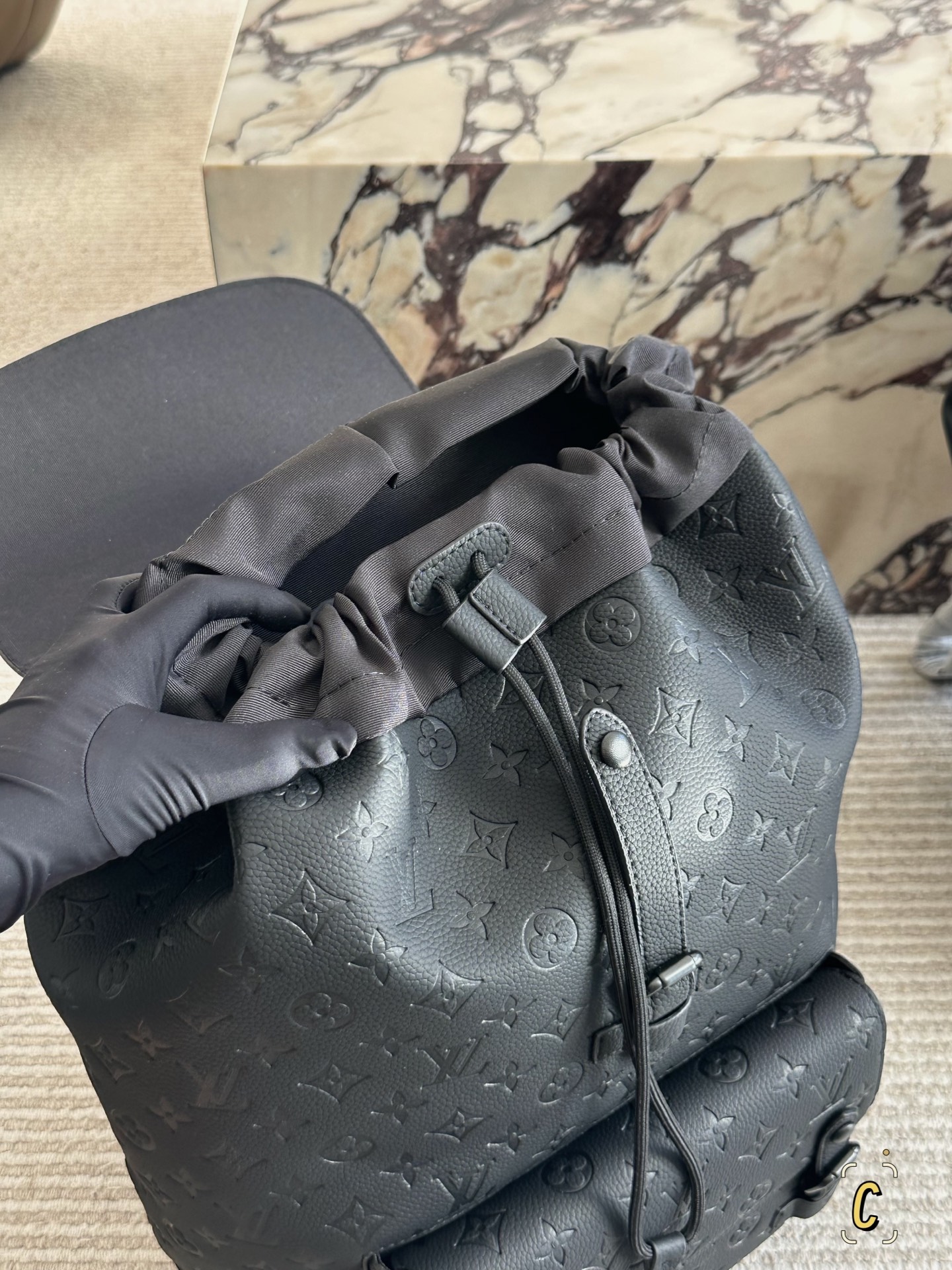 💰190 复刻版

size：30*40cm 
L家 双肩包💼
超高清五金logo标志、
专用里内里 
直男必备款。
Lv最好看的黑色老花双肩包 
大小也刚刚好哦！

