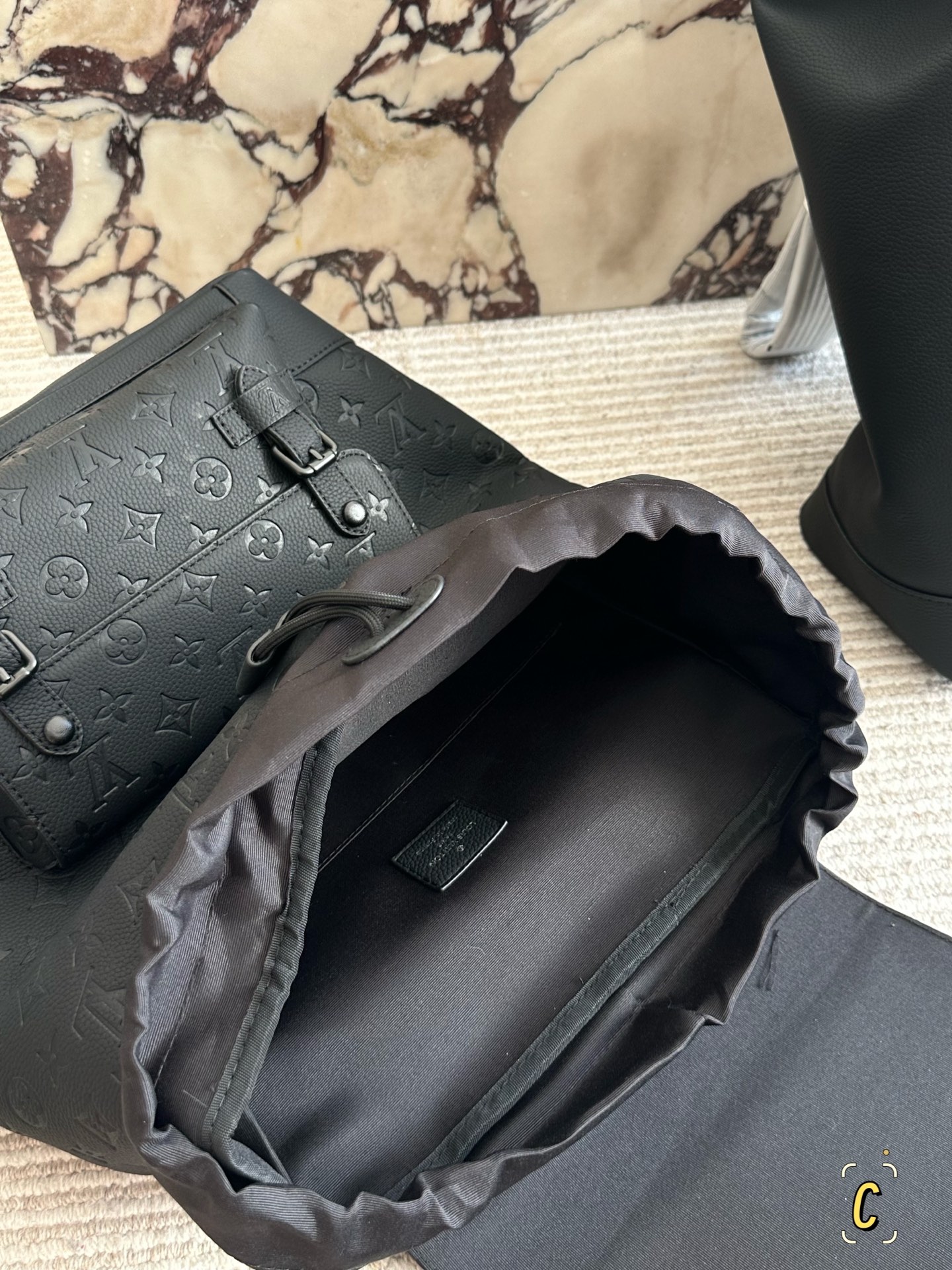 💰190 复刻版

size：30*40cm 
L家 双肩包💼
超高清五金logo标志、
专用里内里 
直男必备款。
Lv最好看的黑色老花双肩包 
大小也刚刚好哦！

