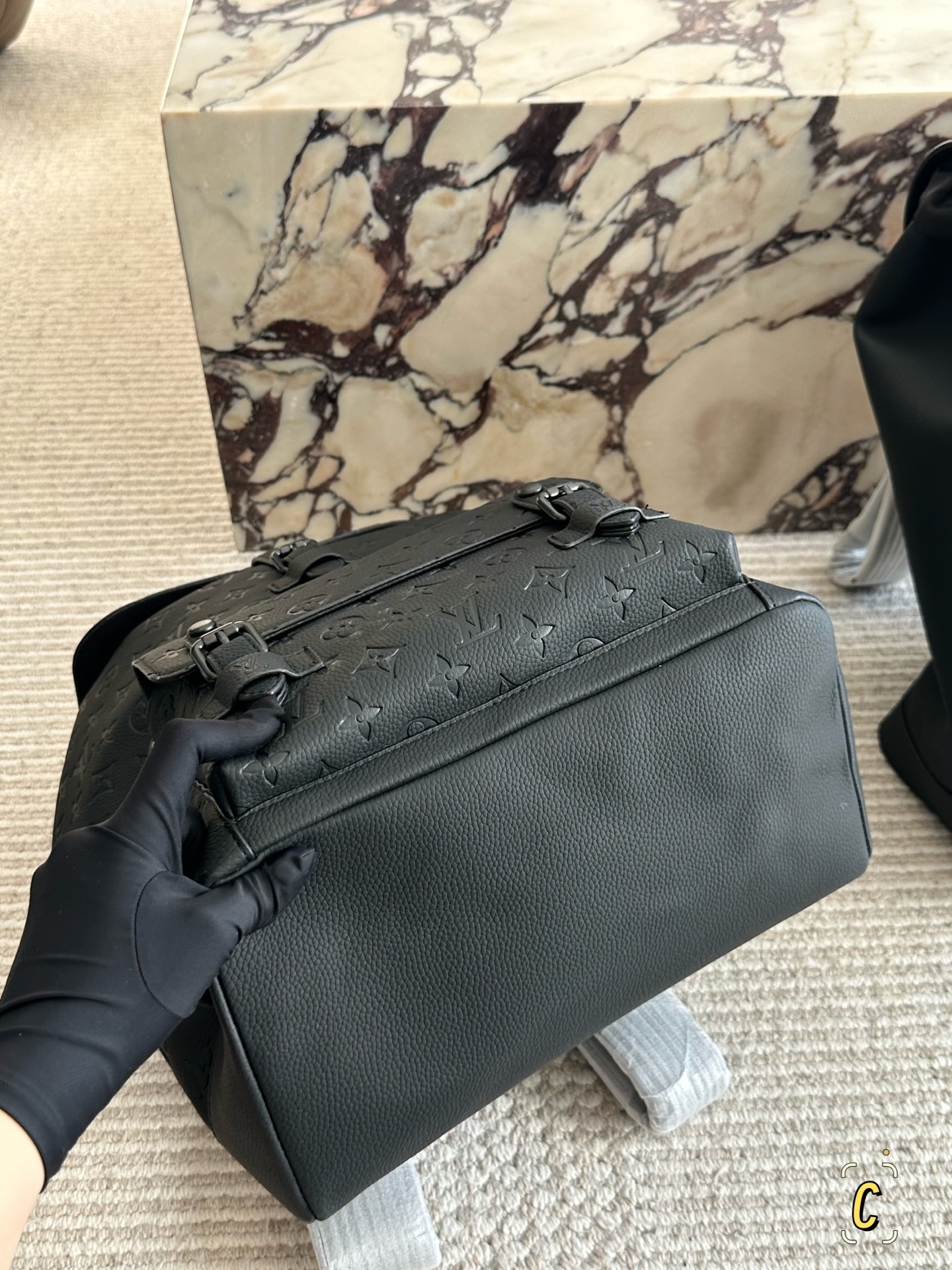 💰190 复刻版

size：30*40cm 
L家 双肩包💼
超高清五金logo标志、
专用里内里 
直男必备款。
Lv最好看的黑色老花双肩包 
大小也刚刚好哦！

