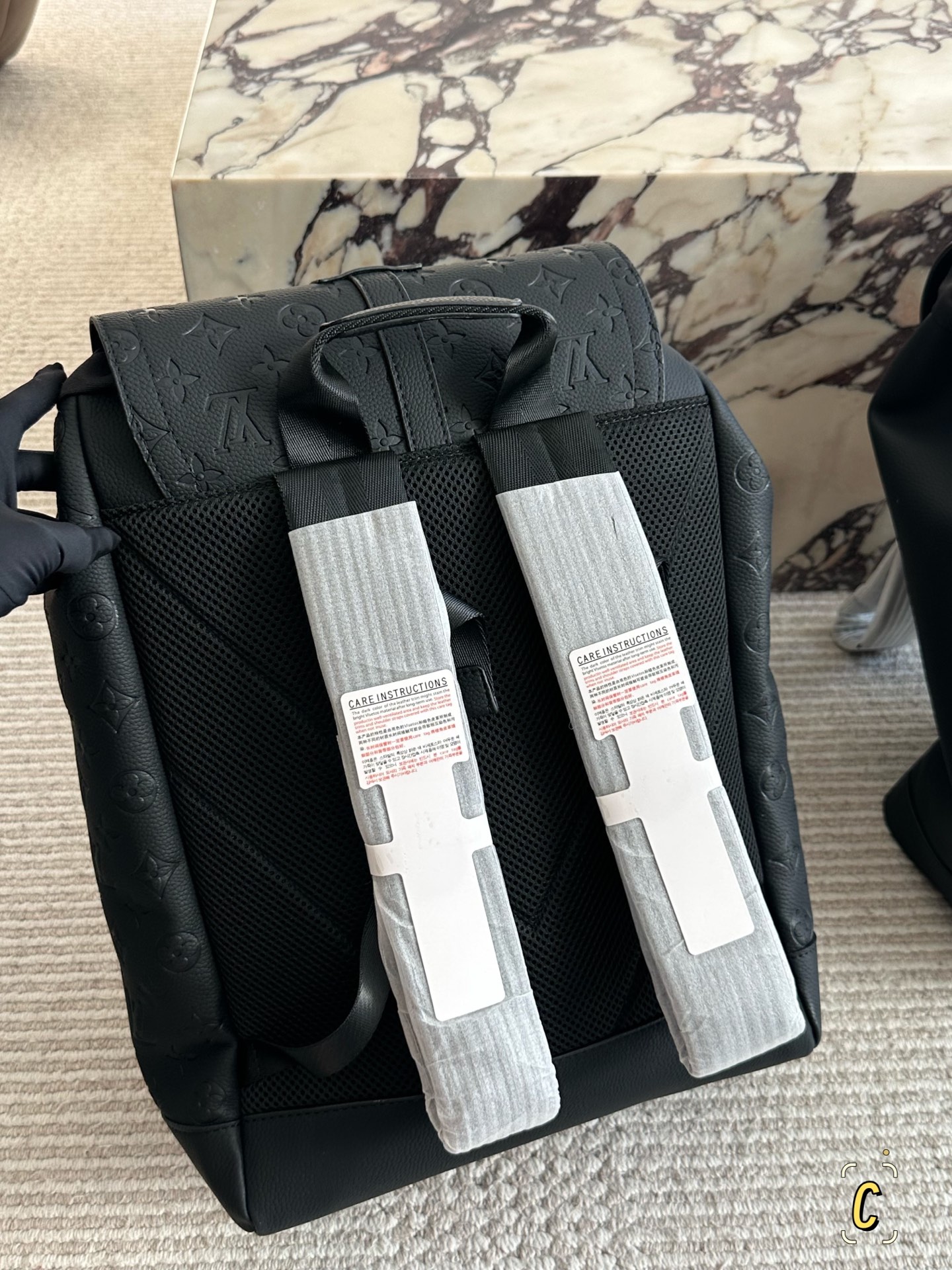 💰190 复刻版

size：30*40cm 
L家 双肩包💼
超高清五金logo标志、
专用里内里 
直男必备款。
Lv最好看的黑色老花双肩包 
大小也刚刚好哦！

