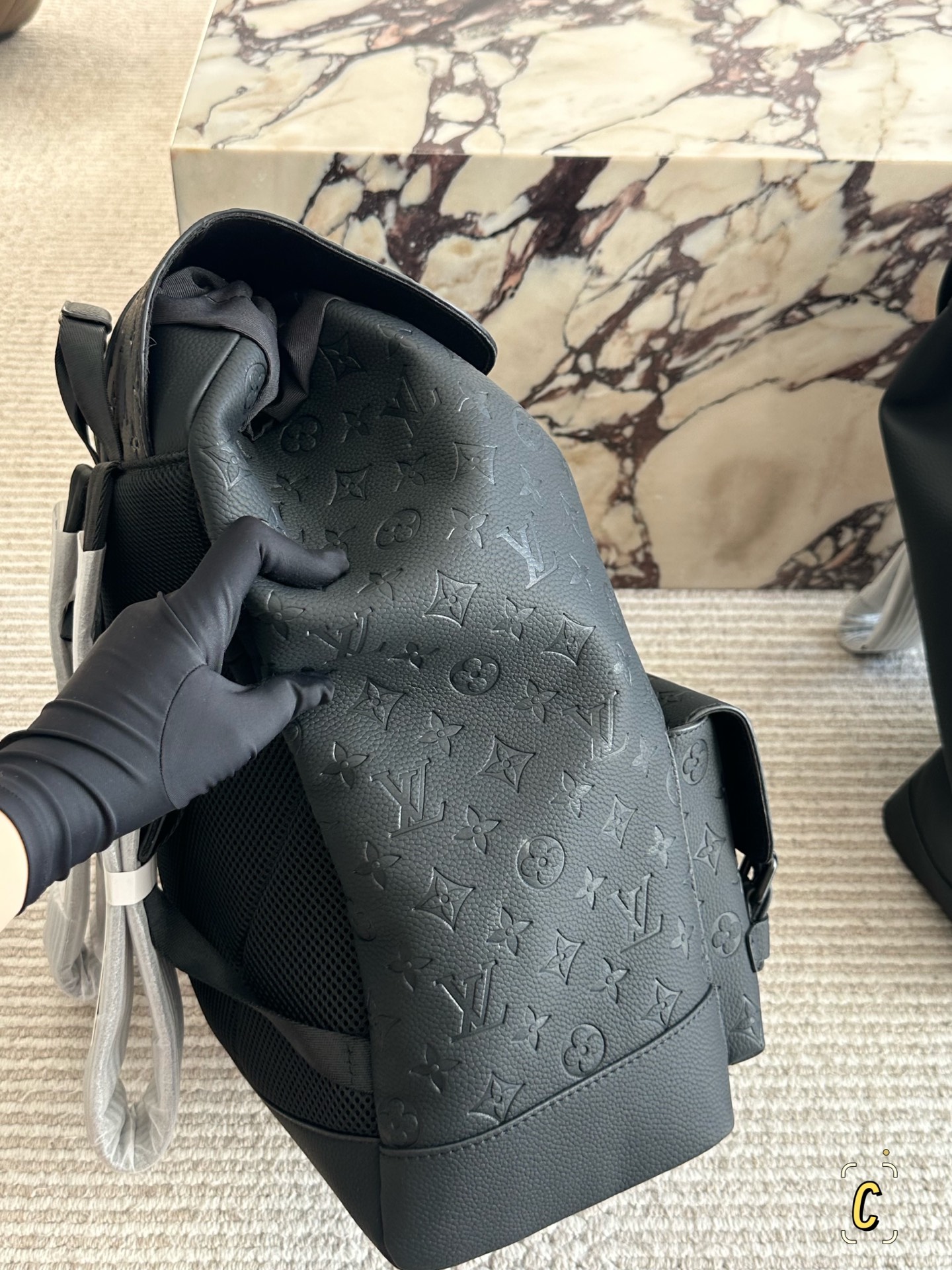 💰190 复刻版

size：30*40cm 
L家 双肩包💼
超高清五金logo标志、
专用里内里 
直男必备款。
Lv最好看的黑色老花双肩包 
大小也刚刚好哦！

