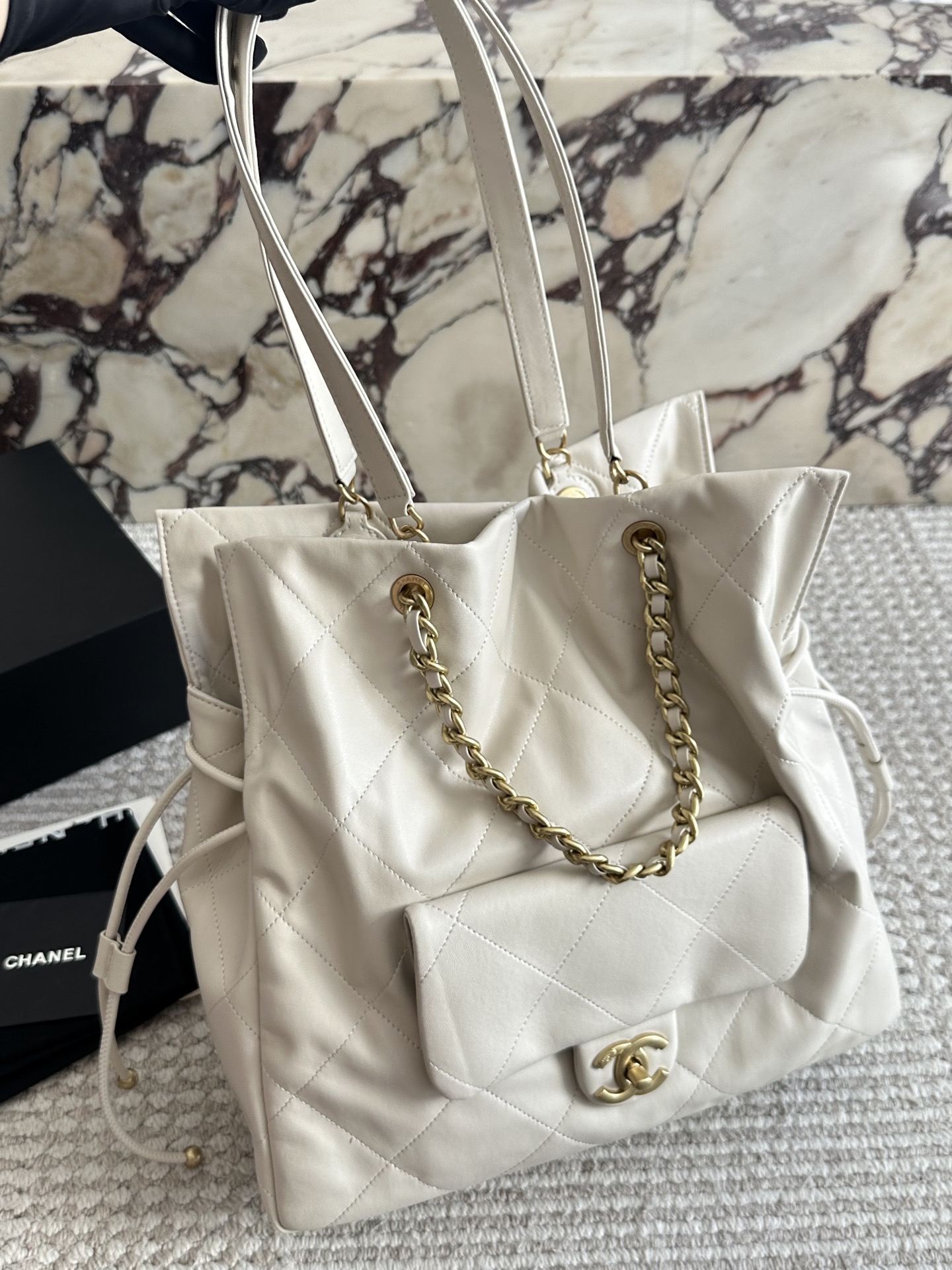 p240 
CHANELtotebag| 26C早春 通勤逛街遛娃皆可背

这季的购物袋~有黑色 

可以单肩、斜跨、手提!

划重点! ! !  33 33cm

这只挺冷门的~但是很实用~不容易撞包吧

