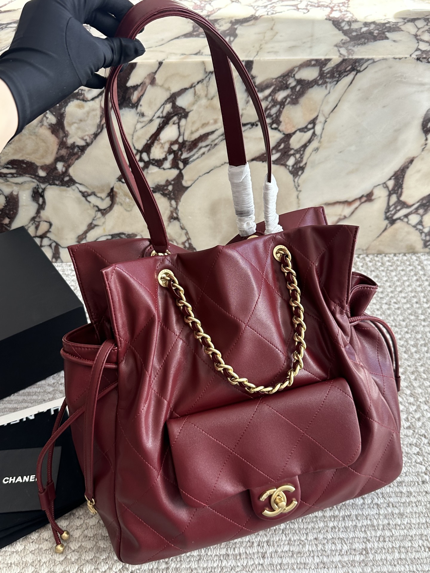 p240 
CHANELtotebag| 26C早春 通勤逛街遛娃皆可背

这季的购物袋~有黑色 

可以单肩、斜跨、手提!

划重点! ! !  33 33cm

这只挺冷门的~但是很实用~不容易撞包吧

