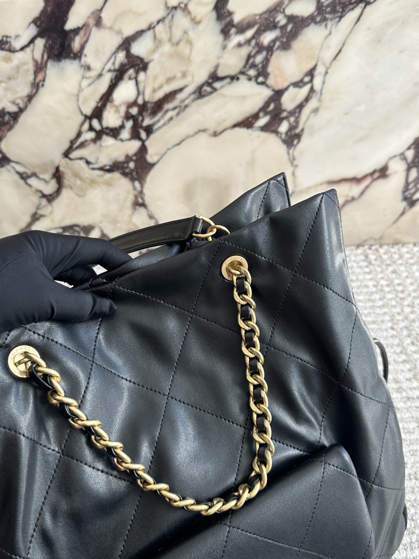 p240 
CHANELtotebag| 26C早春 通勤逛街遛娃皆可背

这季的购物袋~有黑色 

可以单肩、斜跨、手提!

划重点! ! !  33 33cm

这只挺冷门的~但是很实用~不容易撞包吧

