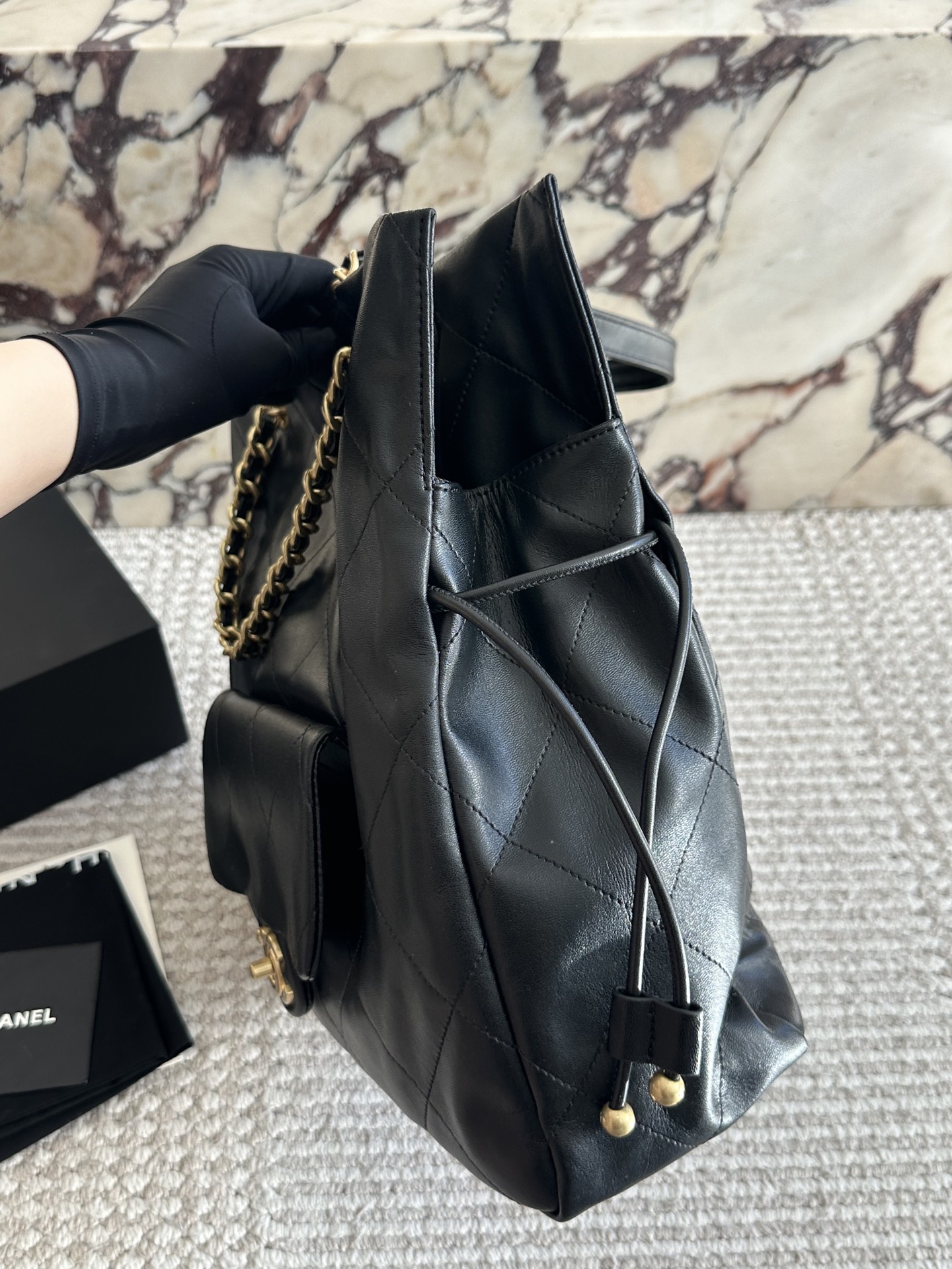 p240 
CHANELtotebag| 26C早春 通勤逛街遛娃皆可背

这季的购物袋~有黑色 

可以单肩、斜跨、手提!

划重点! ! !  33 33cm

这只挺冷门的~但是很实用~不容易撞包吧

