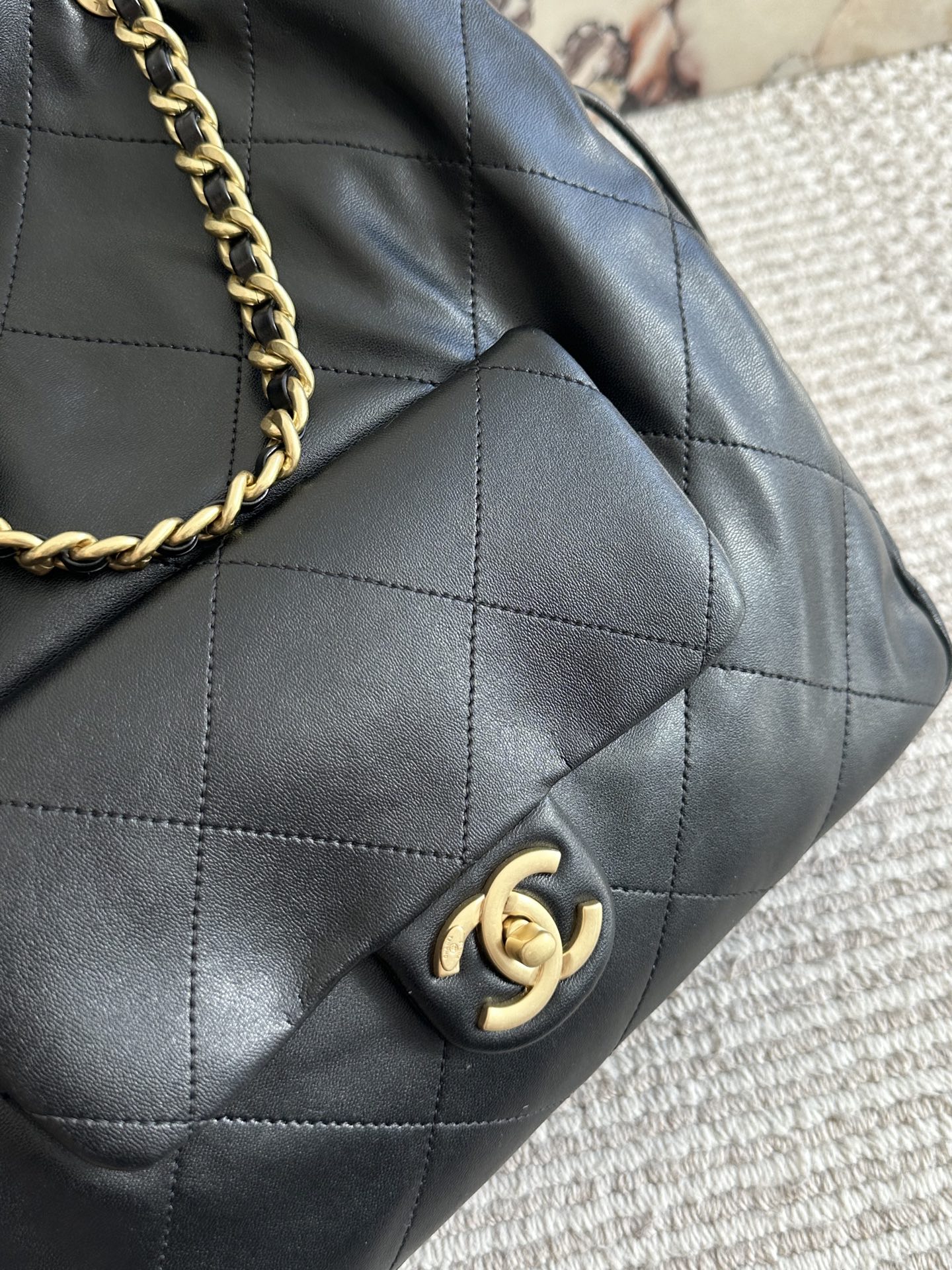 p240 
CHANELtotebag| 26C早春 通勤逛街遛娃皆可背

这季的购物袋~有黑色 

可以单肩、斜跨、手提!

划重点! ! !  33 33cm

这只挺冷门的~但是很实用~不容易撞包吧

