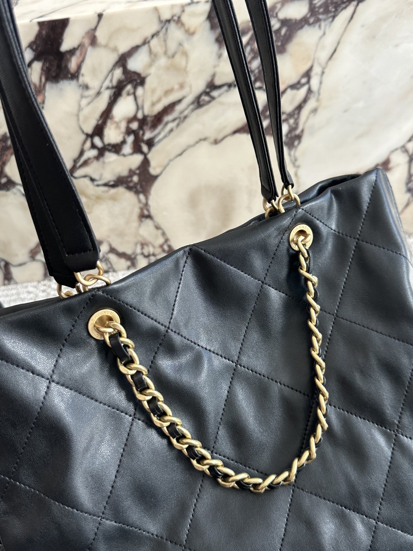 p240 
CHANELtotebag| 26C早春 通勤逛街遛娃皆可背

这季的购物袋~有黑色 

可以单肩、斜跨、手提!

划重点! ! !  33 33cm

这只挺冷门的~但是很实用~不容易撞包吧

