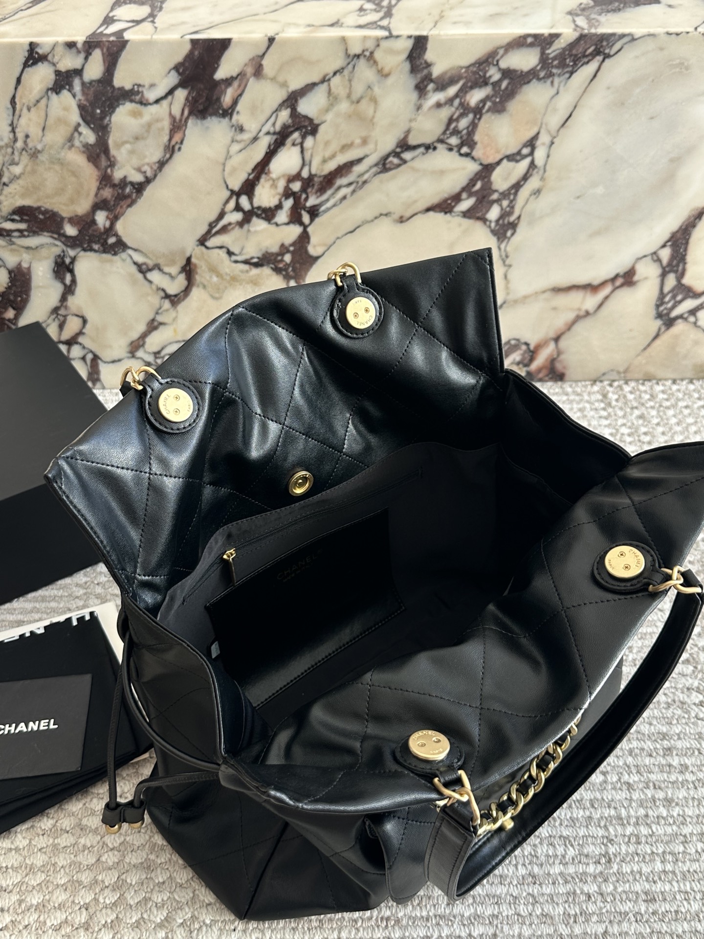 p240 
CHANELtotebag| 26C早春 通勤逛街遛娃皆可背

这季的购物袋~有黑色 

可以单肩、斜跨、手提!

划重点! ! !  33 33cm

这只挺冷门的~但是很实用~不容易撞包吧

