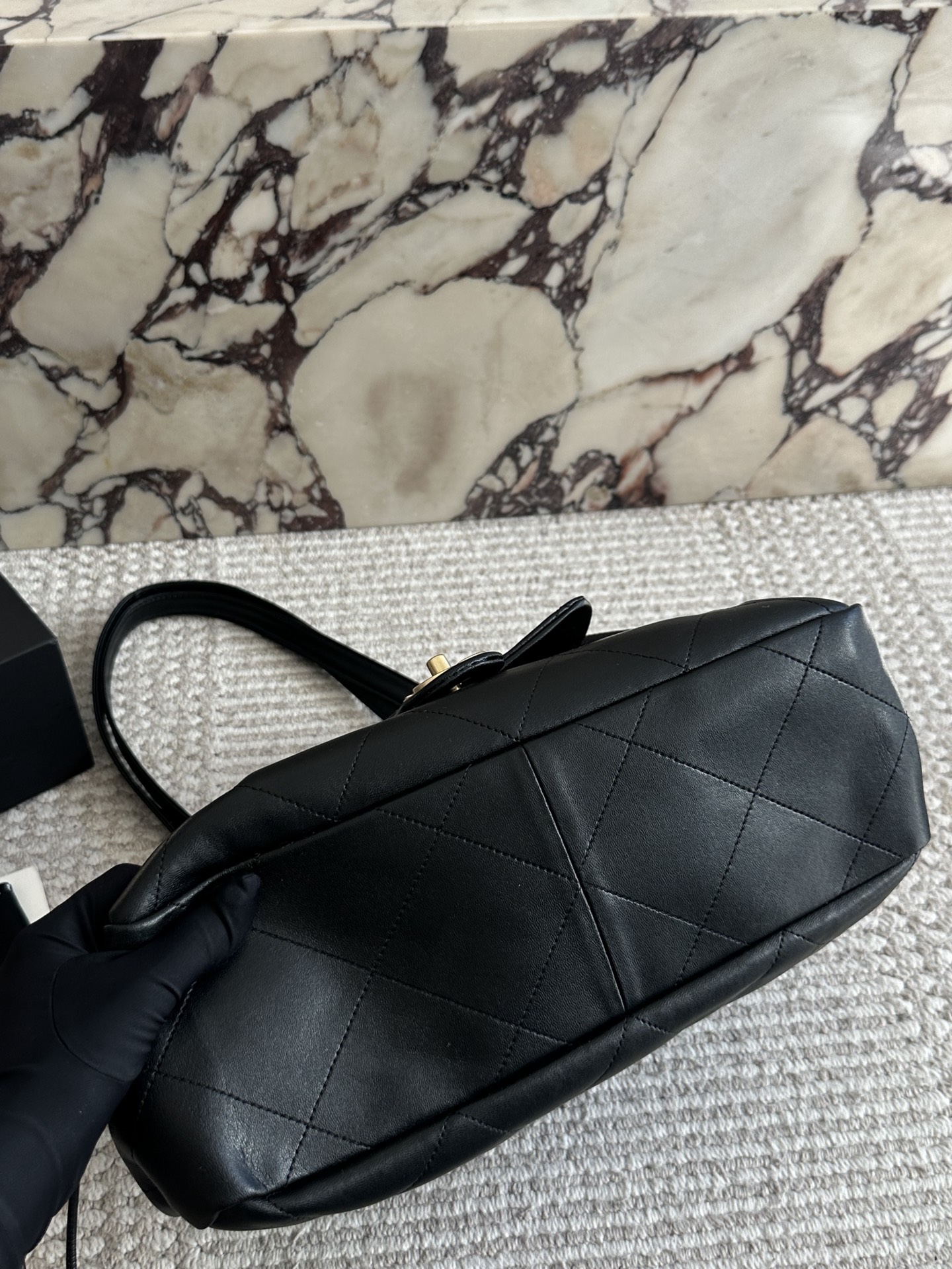 p240 
CHANELtotebag| 26C早春 通勤逛街遛娃皆可背

这季的购物袋~有黑色 

可以单肩、斜跨、手提!

划重点! ! !  33 33cm

这只挺冷门的~但是很实用~不容易撞包吧

