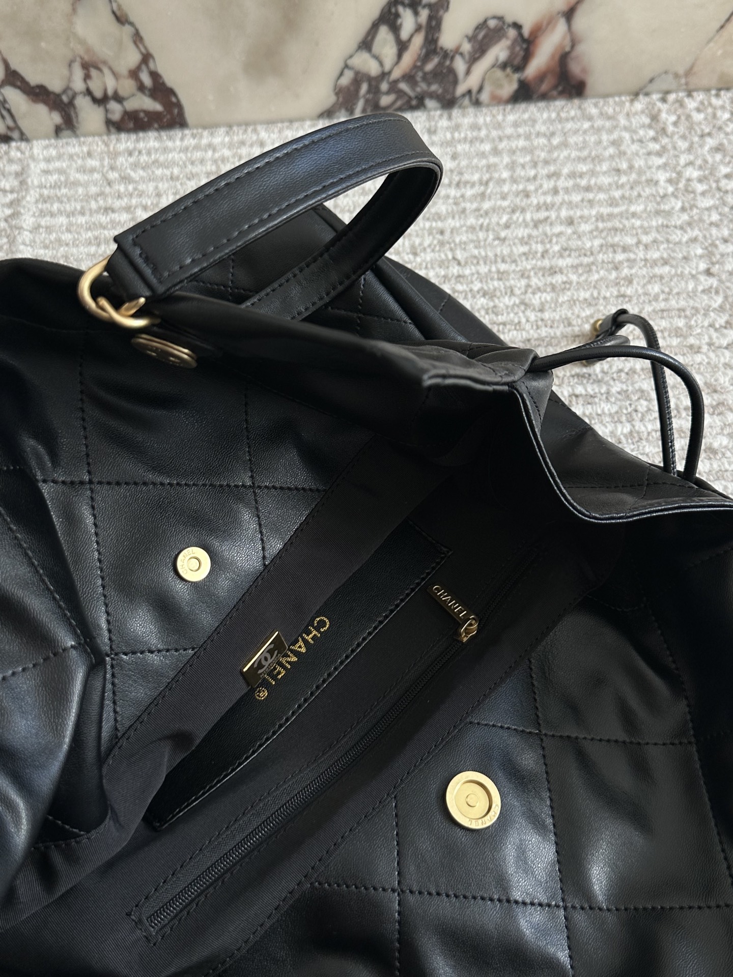 p240 
CHANELtotebag| 26C早春 通勤逛街遛娃皆可背

这季的购物袋~有黑色 

可以单肩、斜跨、手提!

划重点! ! !  33 33cm

这只挺冷门的~但是很实用~不容易撞包吧

