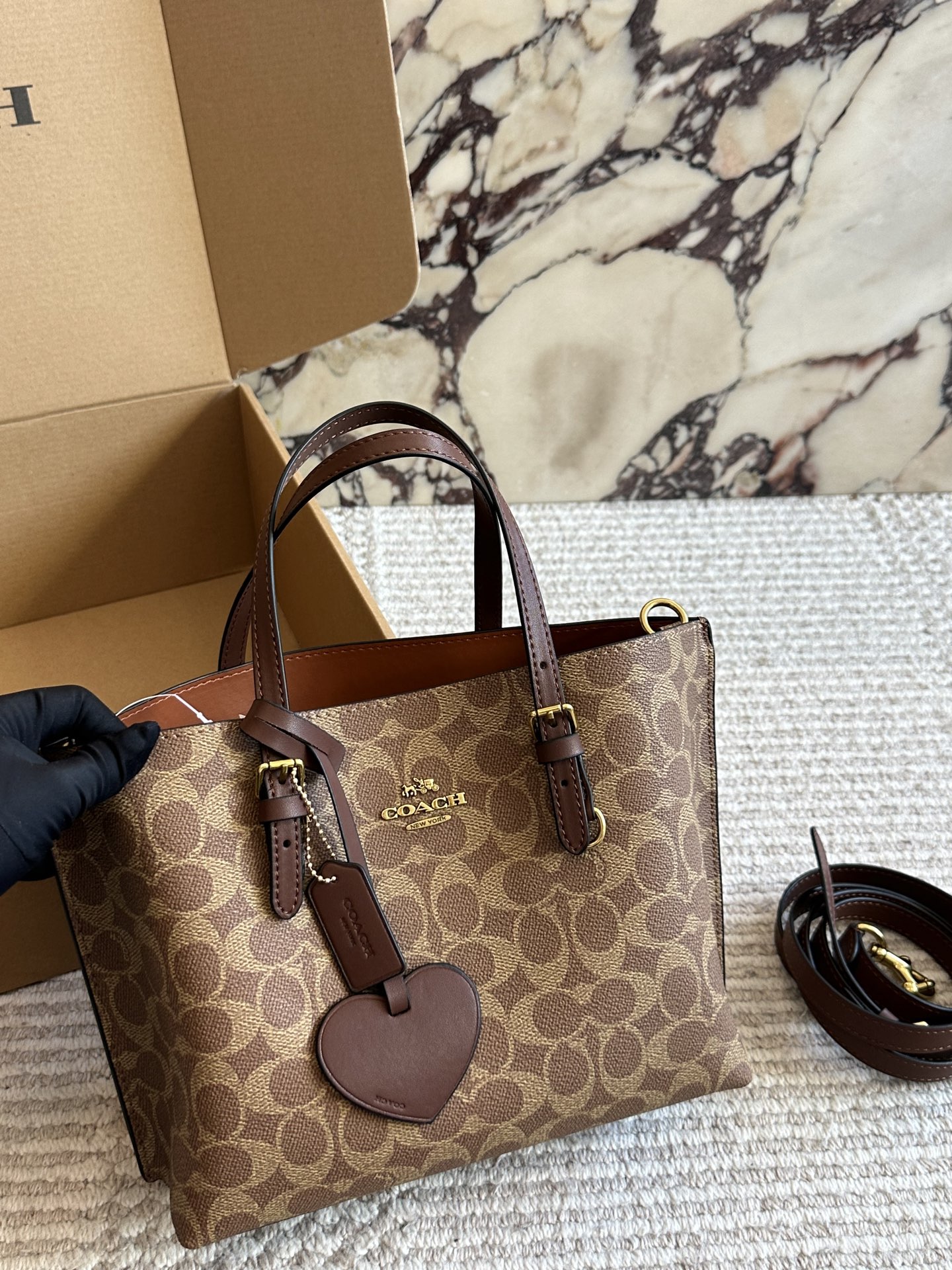 蔻驰|Nuevo Molie tote25 -un modelo de bolso muy perfecto, no es de extrañar que sea tan perseguido por mucha gente. La lo…