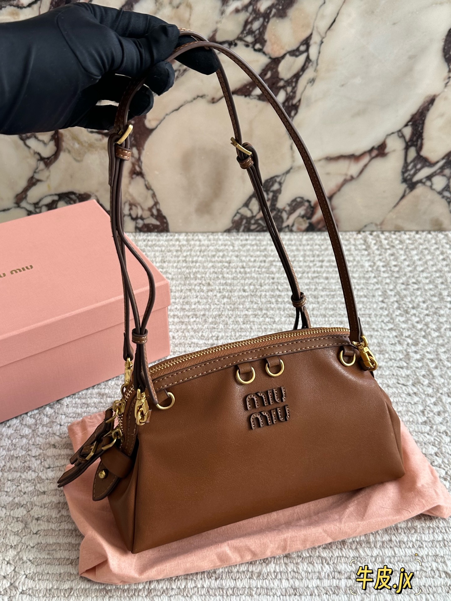 💰460 牛皮 
背上它大家都要夸miumiu aventure～
小巧的迷你贝壳包，它的容量还是蛮实用的，可以轻松容纳手机、口红、钥匙等日常必需品，适合日常出行或约会使用。
可调节的肩带设计让它既可以手提也可斜挎，也可以单肩背，轻松切换不同风格。
复古手袋中的天花板啦～24 15cm