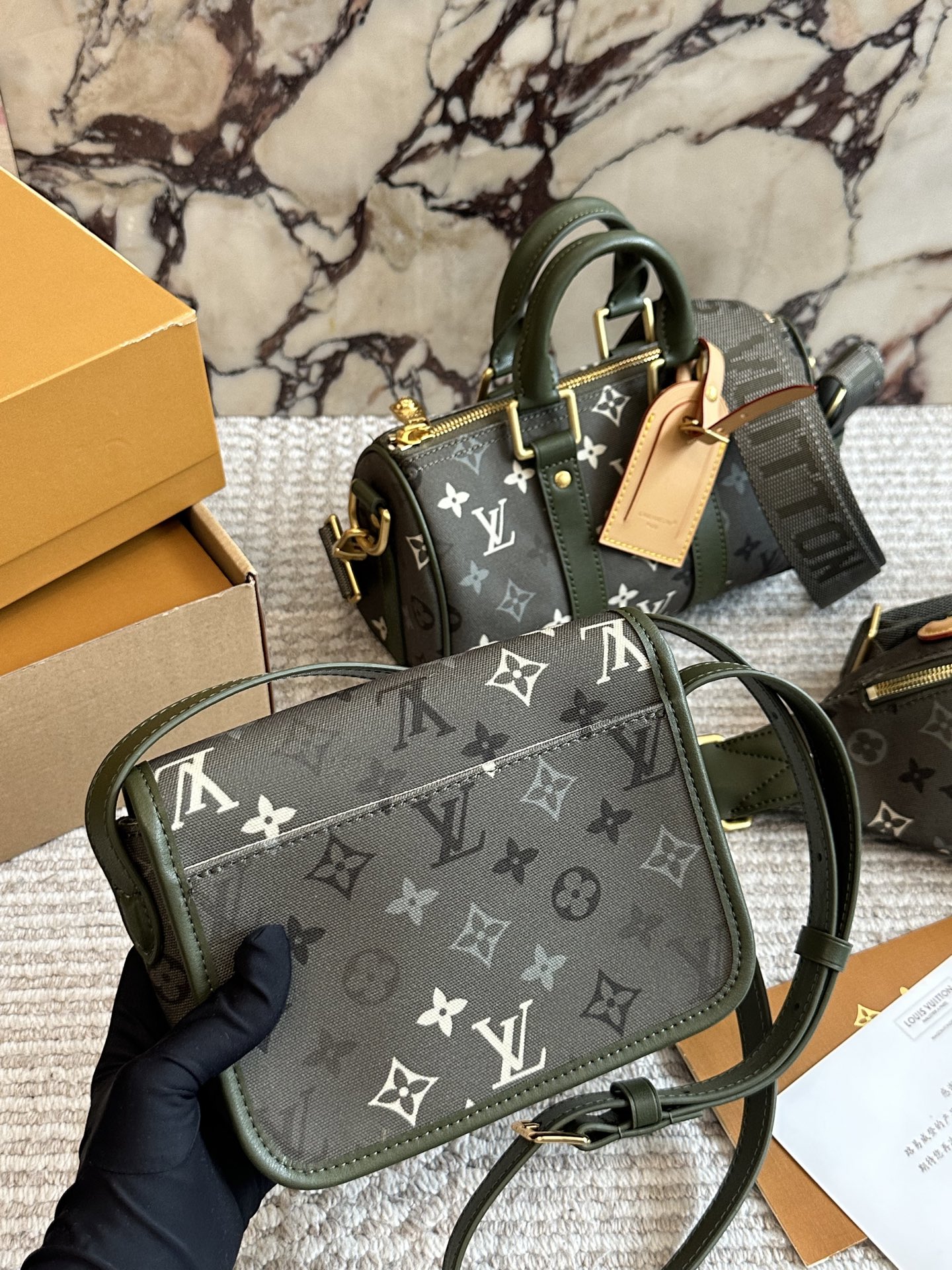 LV Satchel迷你邮差包p240 

LV Satchel迷你邮差包，经典Monogram老花帆布+蜜 蜡色牛皮饰边，复古学院风满满!尺寸19.5x15x7cm, 小巧精致，肩带可调节，单肩斜挎都OK&uarr;+。磁吸扣设计,开合方便，内部空间能装手机、卡包、充电宝等日常小物。灵感源自1932年经典邮差包，实用又有收藏价值，通勤休闲都很适合，男女都能轻松驾驭，是近年超火的热门单品的。18cm双盒