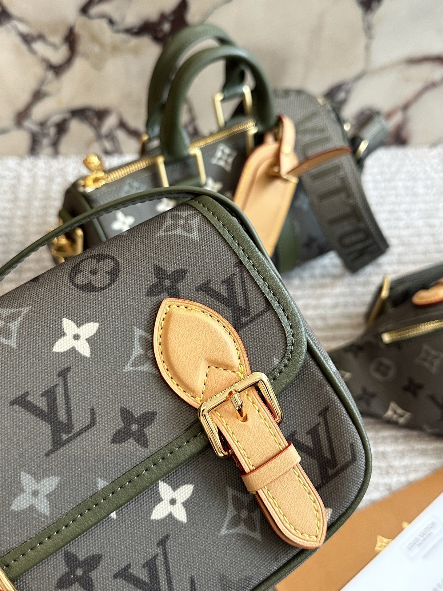 LV Satchel迷你邮差包p240 

LV Satchel迷你邮差包，经典Monogram老花帆布+蜜 蜡色牛皮饰边，复古学院风满满!尺寸19.5x15x7cm, 小巧精致，肩带可调节，单肩斜挎都OK&uarr;+。磁吸扣设计,开合方便，内部空间能装手机、卡包、充电宝等日常小物。灵感源自1932年经典邮差包，实用又有收藏价值，通勤休闲都很适合，男女都能轻松驾驭，是近年超火的热门单品的。18cm双盒