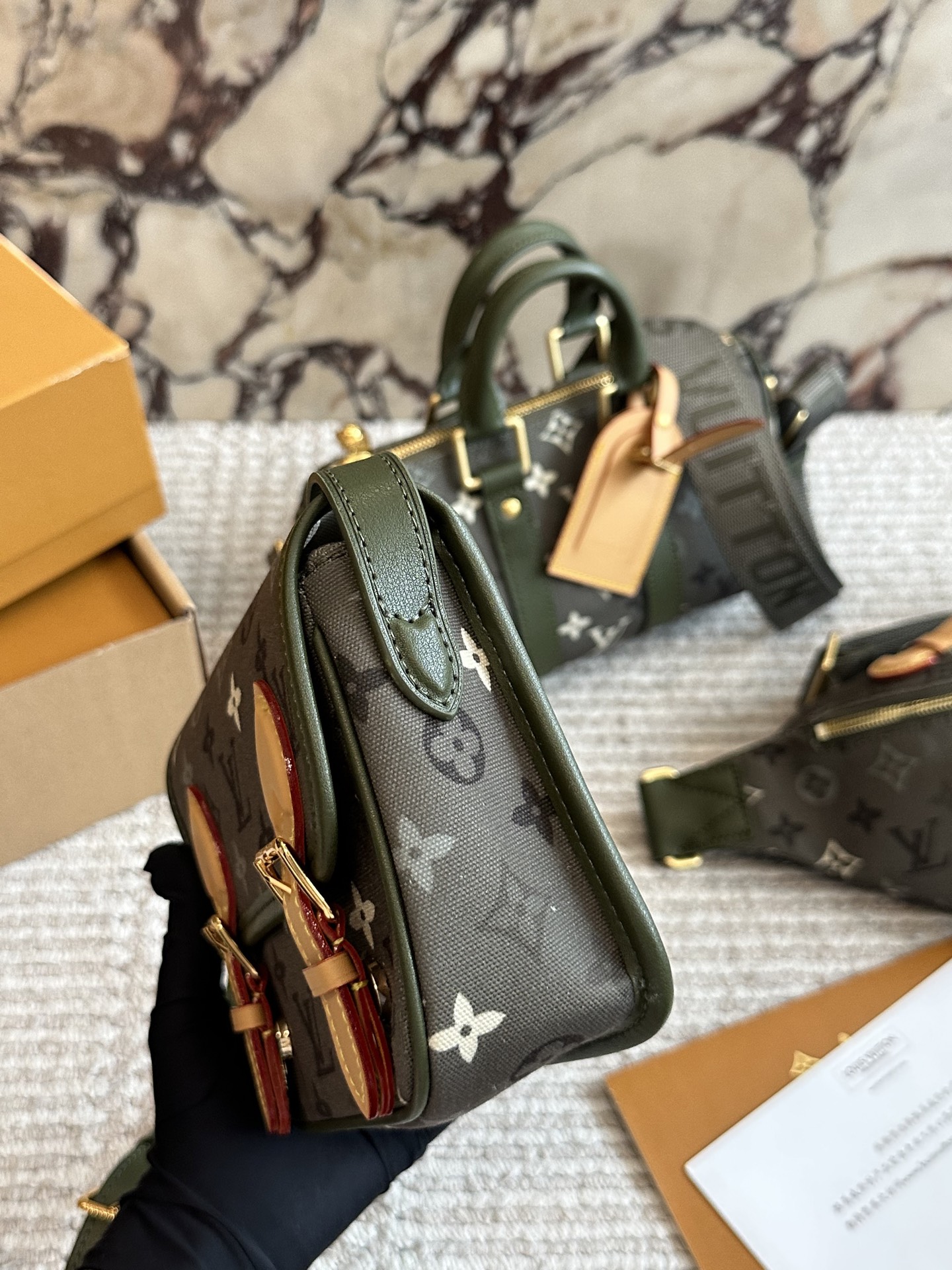 LV Satchel迷你邮差包p240 

LV Satchel迷你邮差包，经典Monogram老花帆布+蜜 蜡色牛皮饰边，复古学院风满满!尺寸19.5x15x7cm, 小巧精致，肩带可调节，单肩斜挎都OK&uarr;+。磁吸扣设计,开合方便，内部空间能装手机、卡包、充电宝等日常小物。灵感源自1932年经典邮差包，实用又有收藏价值，通勤休闲都很适合，男女都能轻松驾驭，是近年超火的热门单品的。18cm双盒