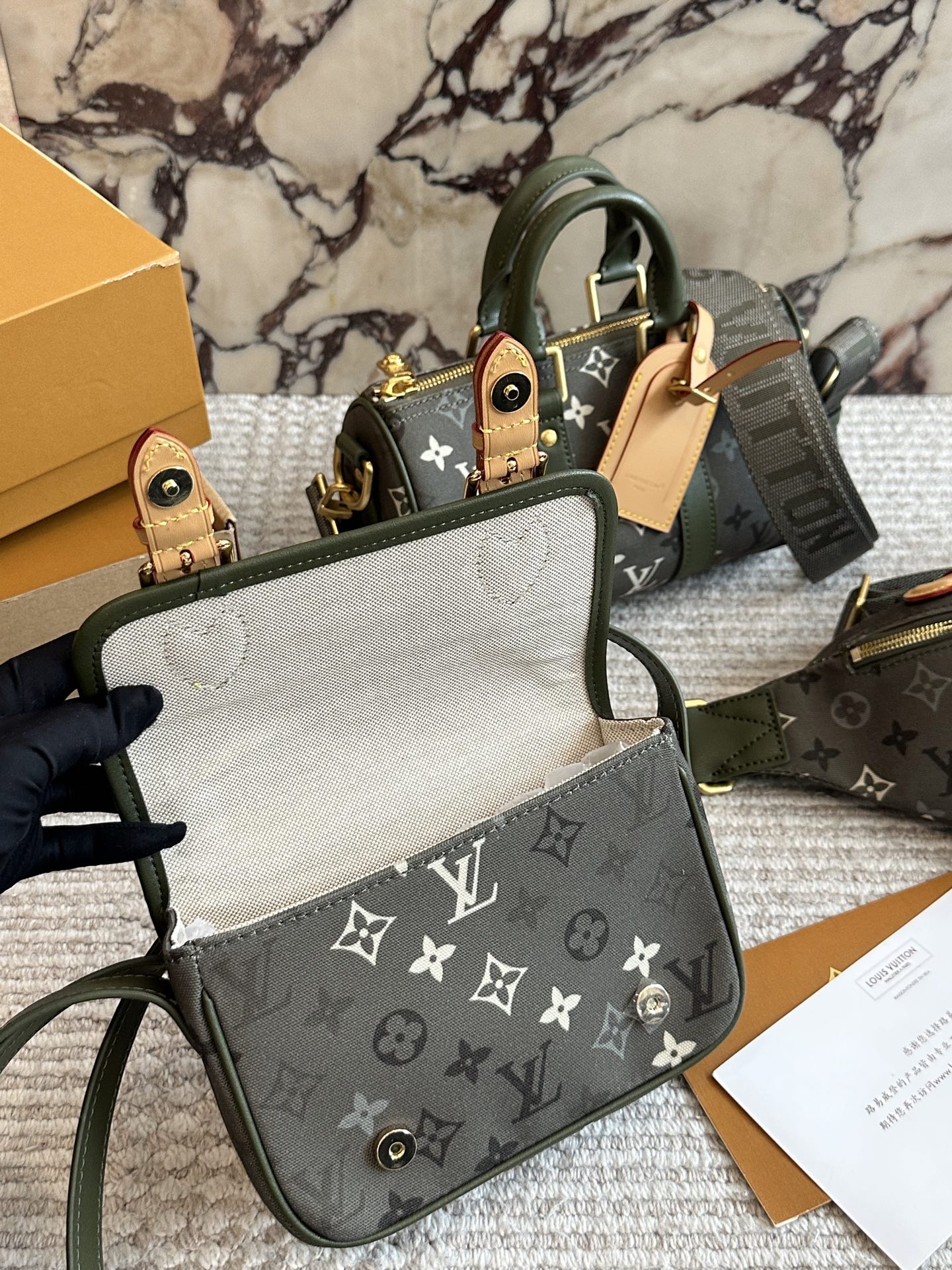 LV Satchel迷你邮差包p240 

LV Satchel迷你邮差包，经典Monogram老花帆布+蜜 蜡色牛皮饰边，复古学院风满满!尺寸19.5x15x7cm, 小巧精致，肩带可调节，单肩斜挎都OK&uarr;+。磁吸扣设计,开合方便，内部空间能装手机、卡包、充电宝等日常小物。灵感源自1932年经典邮差包，实用又有收藏价值，通勤休闲都很适合，男女都能轻松驾驭，是近年超火的热门单品的。18cm双盒