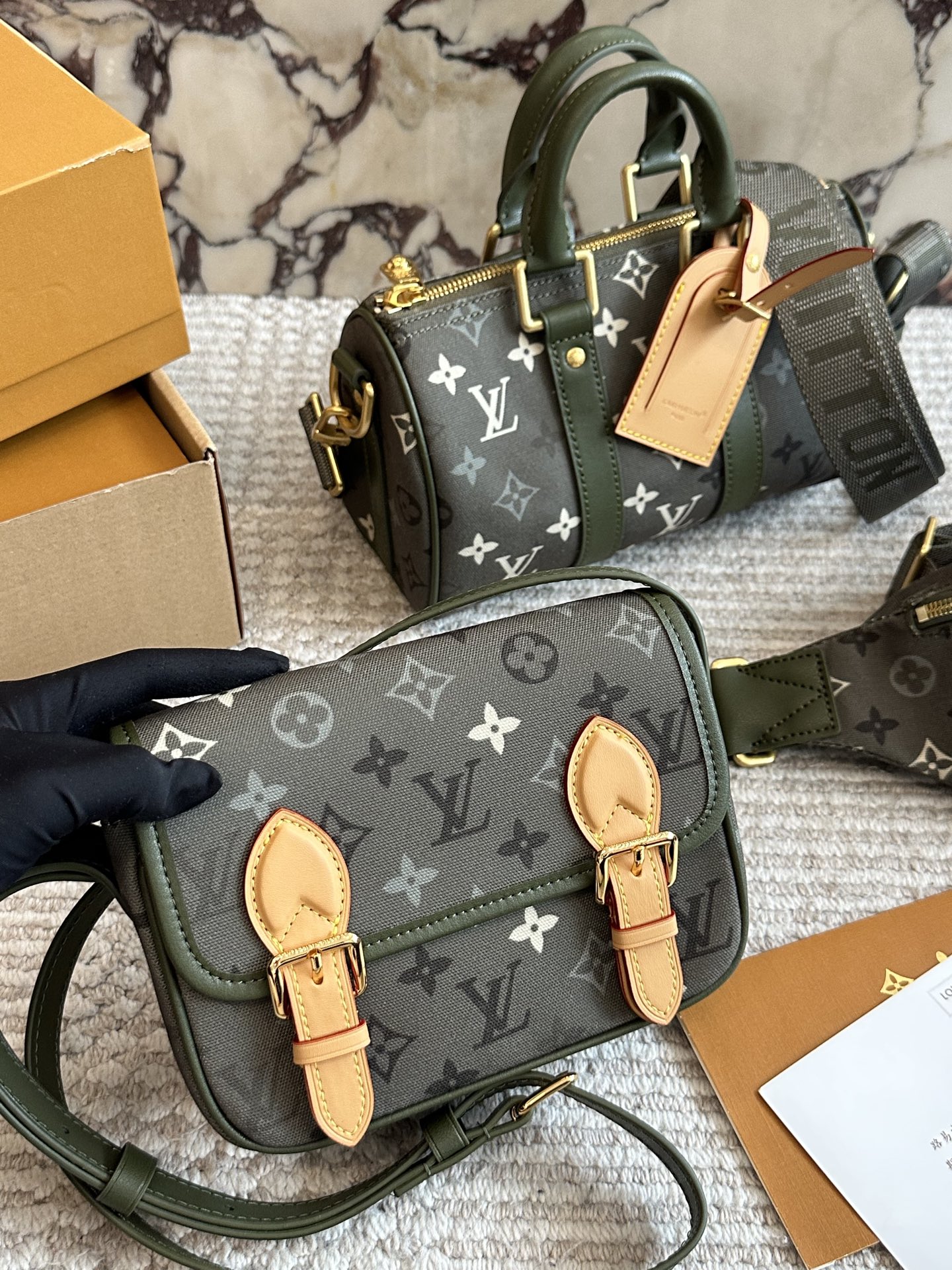 LV Satchel迷你邮差包p240 

LV Satchel迷你邮差包，经典Monogram老花帆布+蜜 蜡色牛皮饰边，复古学院风满满!尺寸19.5x15x7cm, 小巧精致，肩带可调节，单肩斜挎都OK&uarr;+。磁吸扣设计,开合方便，内部空间能装手机、卡包、充电宝等日常小物。灵感源自1932年经典邮差包，实用又有收藏价值，通勤休闲都很适合，男女都能轻松驾驭，是近年超火的热门单品的。18cm双盒