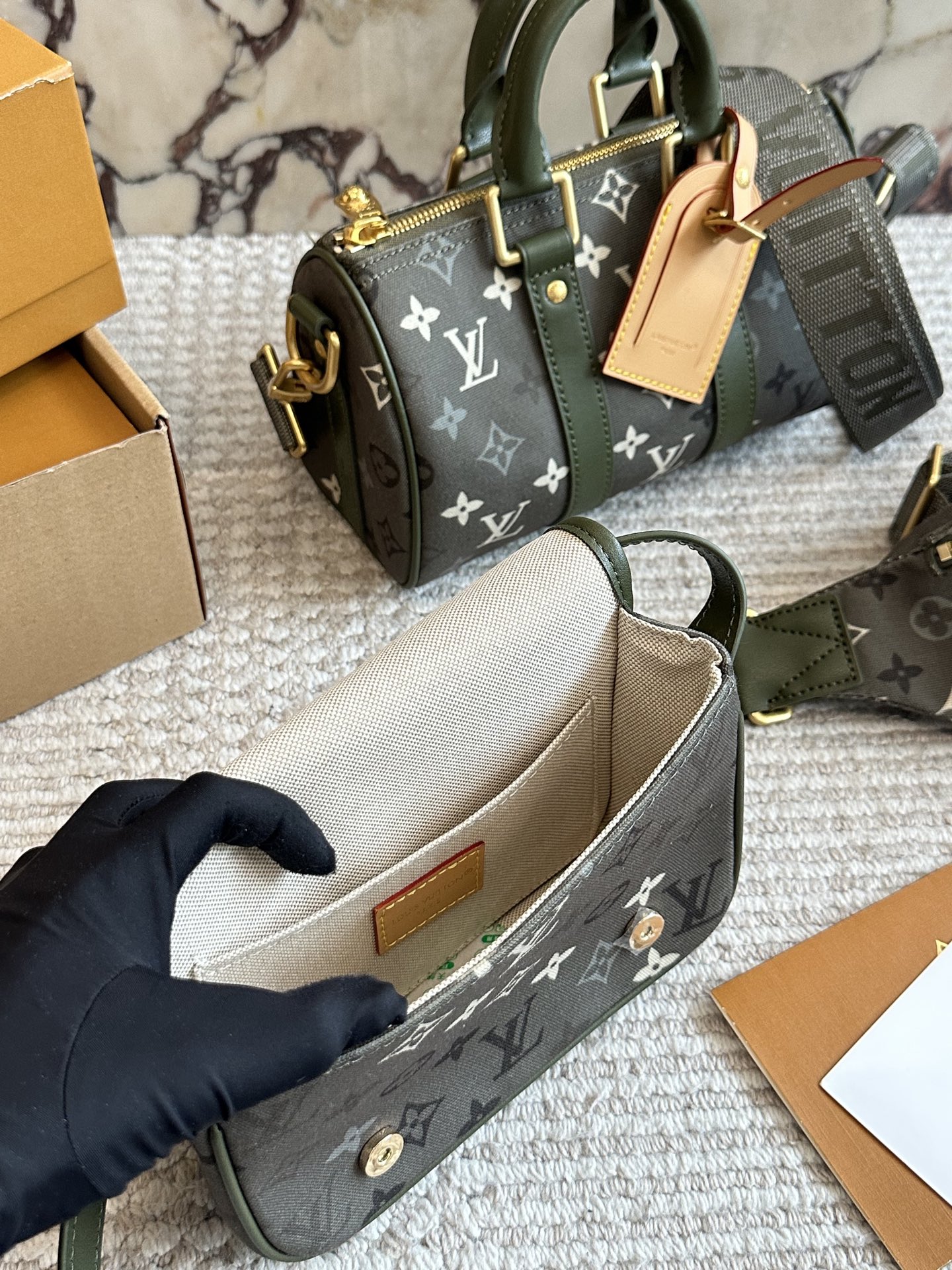 LV Satchel迷你邮差包p240 

LV Satchel迷你邮差包，经典Monogram老花帆布+蜜 蜡色牛皮饰边，复古学院风满满!尺寸19.5x15x7cm, 小巧精致，肩带可调节，单肩斜挎都OK&uarr;+。磁吸扣设计,开合方便，内部空间能装手机、卡包、充电宝等日常小物。灵感源自1932年经典邮差包，实用又有收藏价值，通勤休闲都很适合，男女都能轻松驾驭，是近年超火的热门单品的。18cm双盒