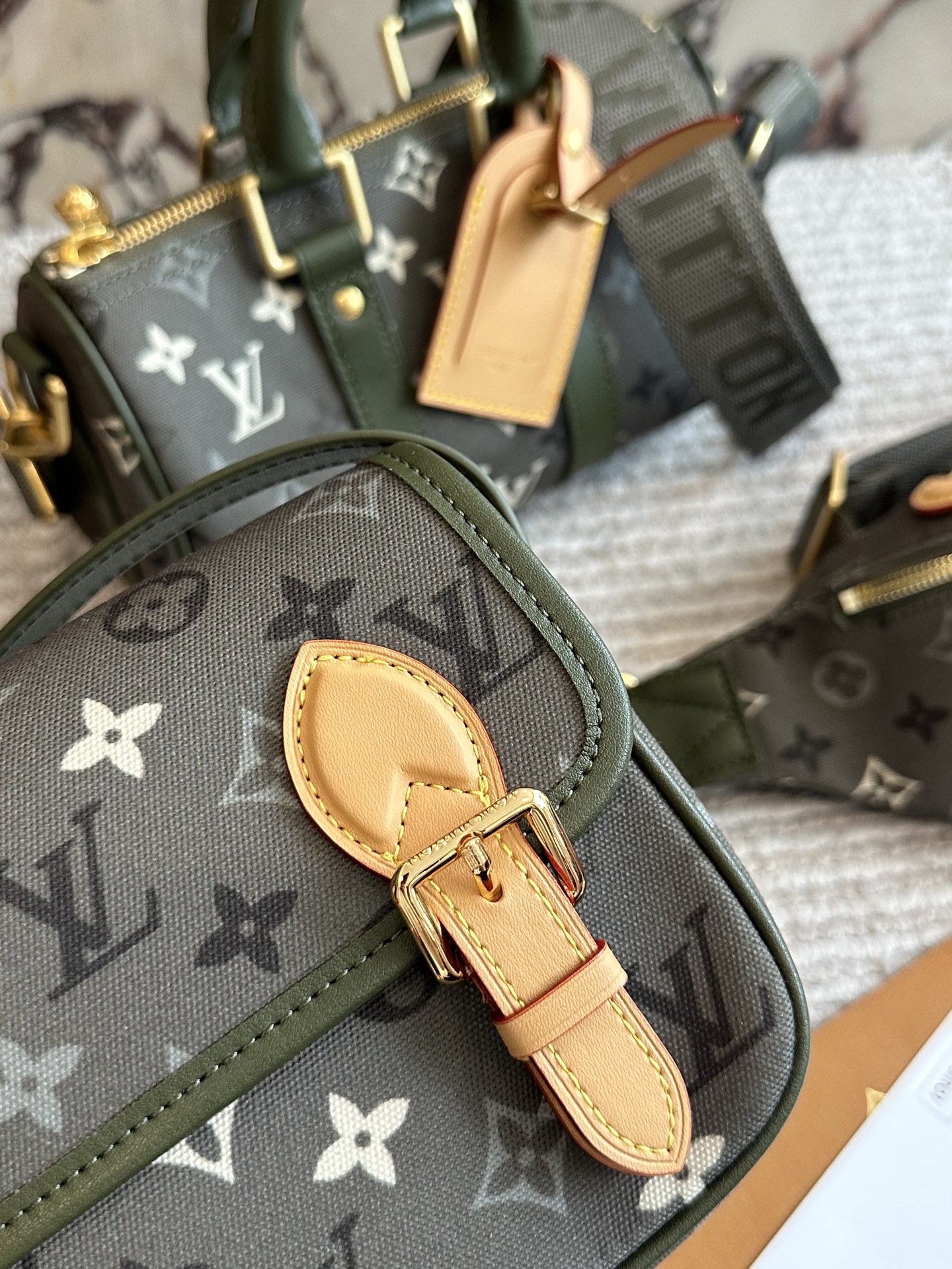 LV Satchel迷你邮差包p240 

LV Satchel迷你邮差包，经典Monogram老花帆布+蜜 蜡色牛皮饰边，复古学院风满满!尺寸19.5x15x7cm, 小巧精致，肩带可调节，单肩斜挎都OK&uarr;+。磁吸扣设计,开合方便，内部空间能装手机、卡包、充电宝等日常小物。灵感源自1932年经典邮差包，实用又有收藏价值，通勤休闲都很适合，男女都能轻松驾驭，是近年超火的热门单品的。18cm双盒