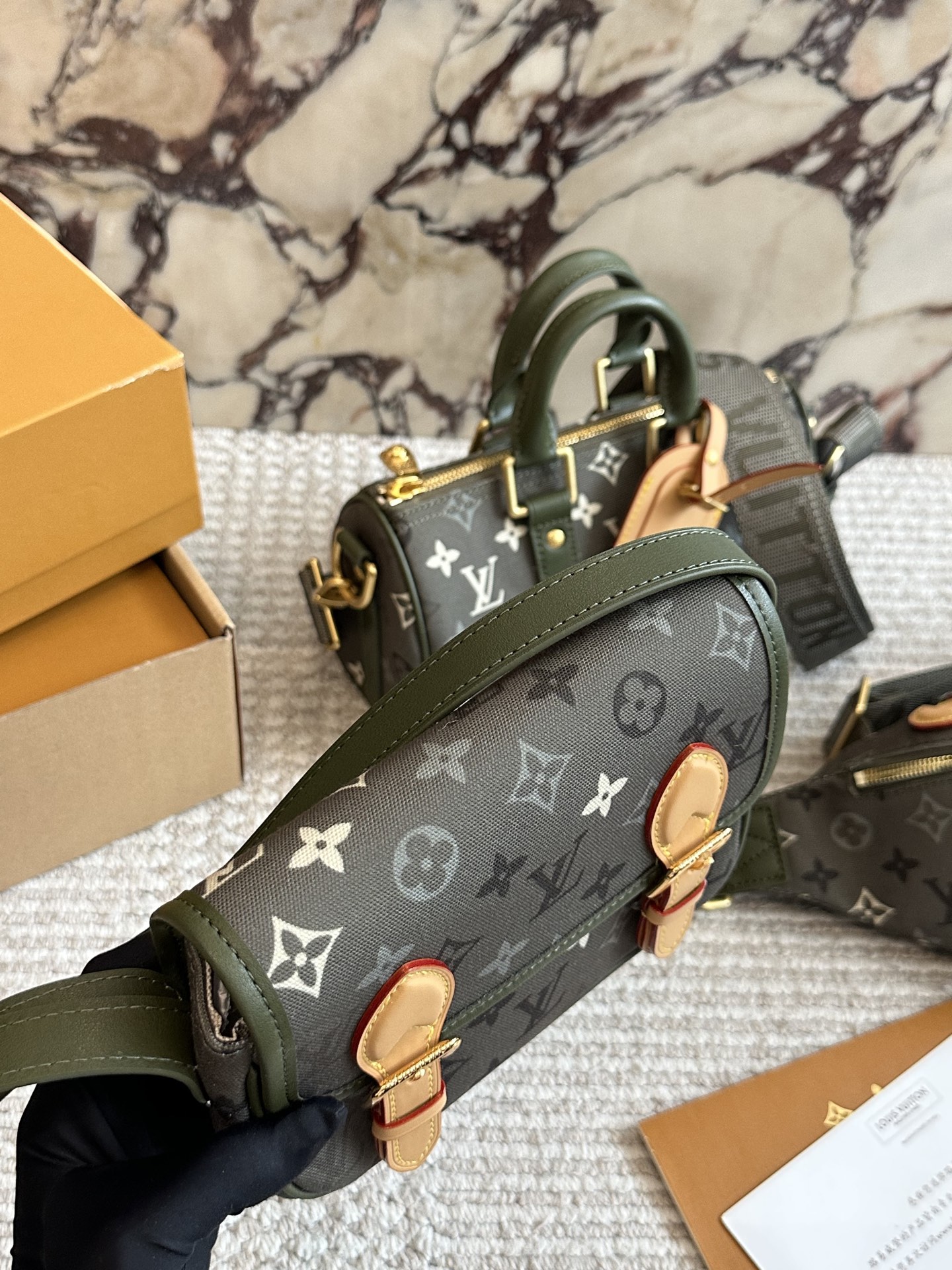 LV Satchel迷你邮差包p240 

LV Satchel迷你邮差包，经典Monogram老花帆布+蜜 蜡色牛皮饰边，复古学院风满满!尺寸19.5x15x7cm, 小巧精致，肩带可调节，单肩斜挎都OK&uarr;+。磁吸扣设计,开合方便，内部空间能装手机、卡包、充电宝等日常小物。灵感源自1932年经典邮差包，实用又有收藏价值，通勤休闲都很适合，男女都能轻松驾驭，是近年超火的热门单品的。18cm双盒