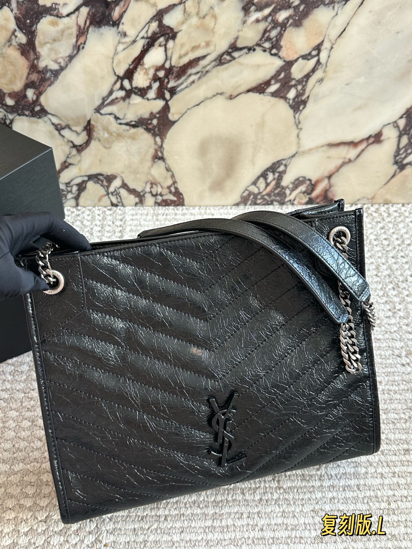 p240
tote通勤包YSL Niki
这只YSL NIKI shopping bag有中号
(33cmX27cmX11.5cm)
完美的可以装下!包口有吸铁石封口,地铁_上也相对安全。我觉得对大部分女生来说中号已经足够了,重点包包自重很轻,不怕勒肩膀。
3纯黑logo特别吸引我,既有niki的帅气也有tote的正式。细节上意外的精致,内侧有大小多个分割袋,肩带有多种背法,单肩 斜挎都可以