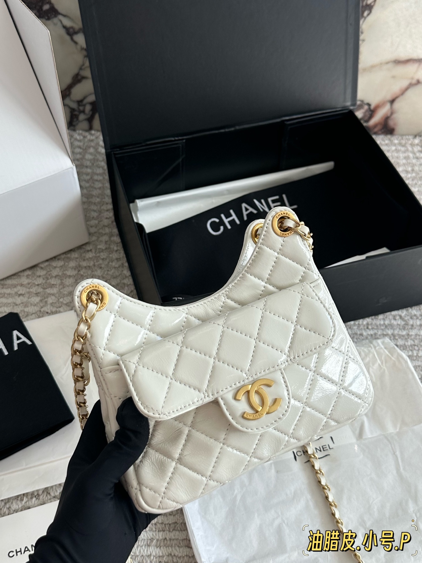 油蜡皮💰290 配盒
size:19*13cm#
小香家 23C 嬉皮hobo
新品23C系列
真的很绝
这款火出圈的天猫精灵
真的很好看
俗称牛角包 很有设计感 油蜡牛皮材质 搭配