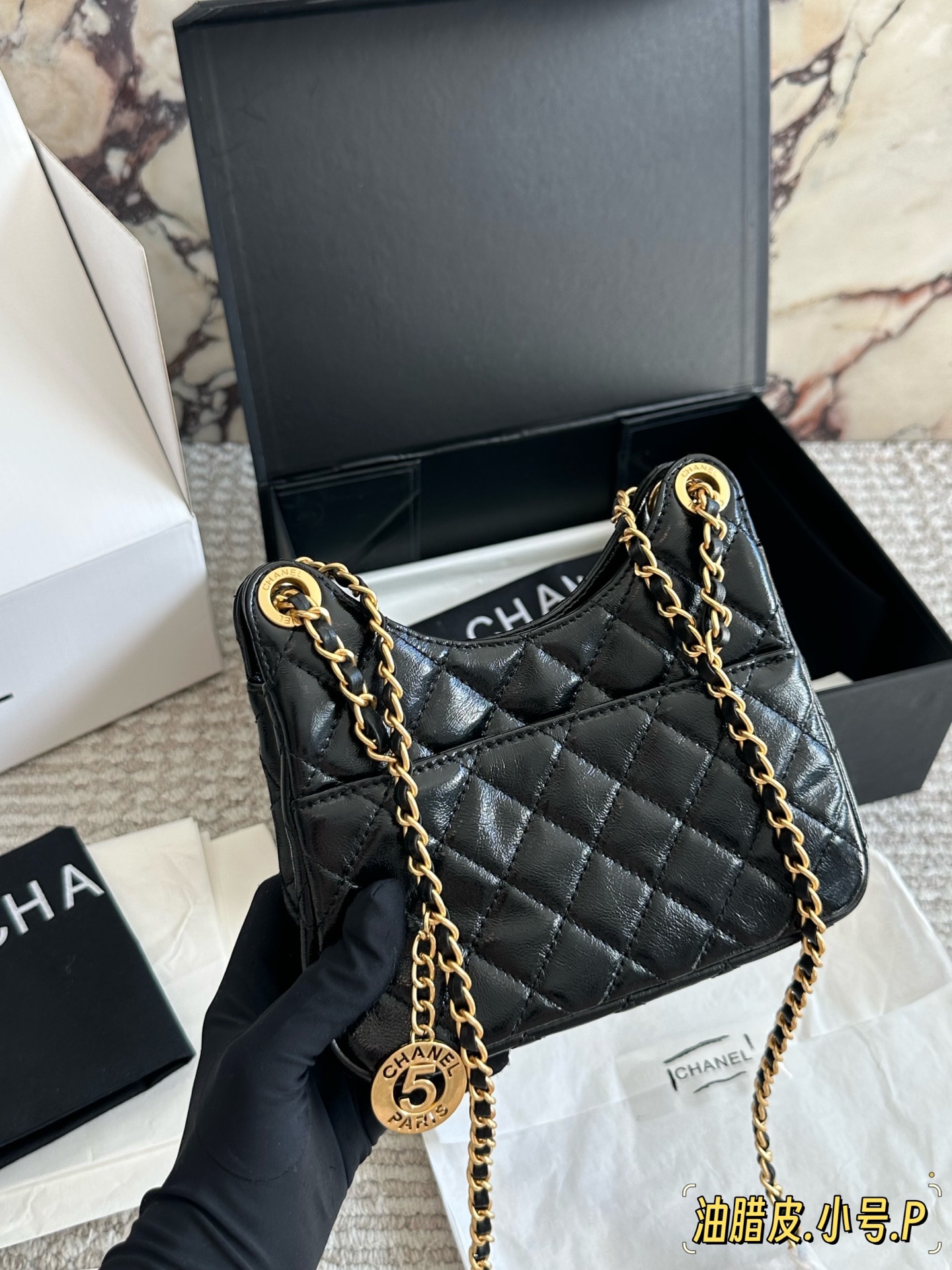 油蜡皮💰290 配盒
size:19*13cm#
小香家 23C 嬉皮hobo
新品23C系列
真的很绝
这款火出圈的天猫精灵
真的很好看
俗称牛角包 很有设计感 油蜡牛皮材质 搭配