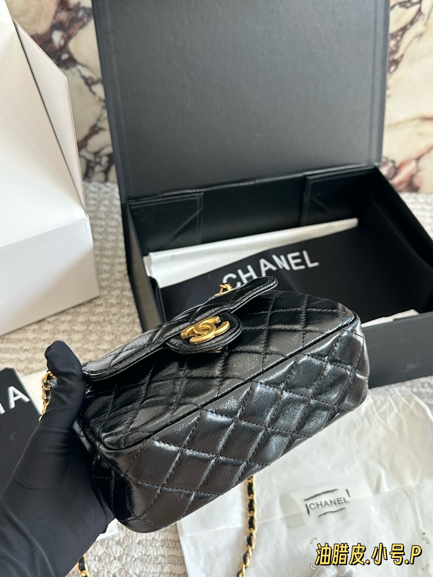 油蜡皮💰290 配盒
size:19*13cm#
小香家 23C 嬉皮hobo
新品23C系列
真的很绝
这款火出圈的天猫精灵
真的很好看
俗称牛角包 很有设计感 油蜡牛皮材质 搭配