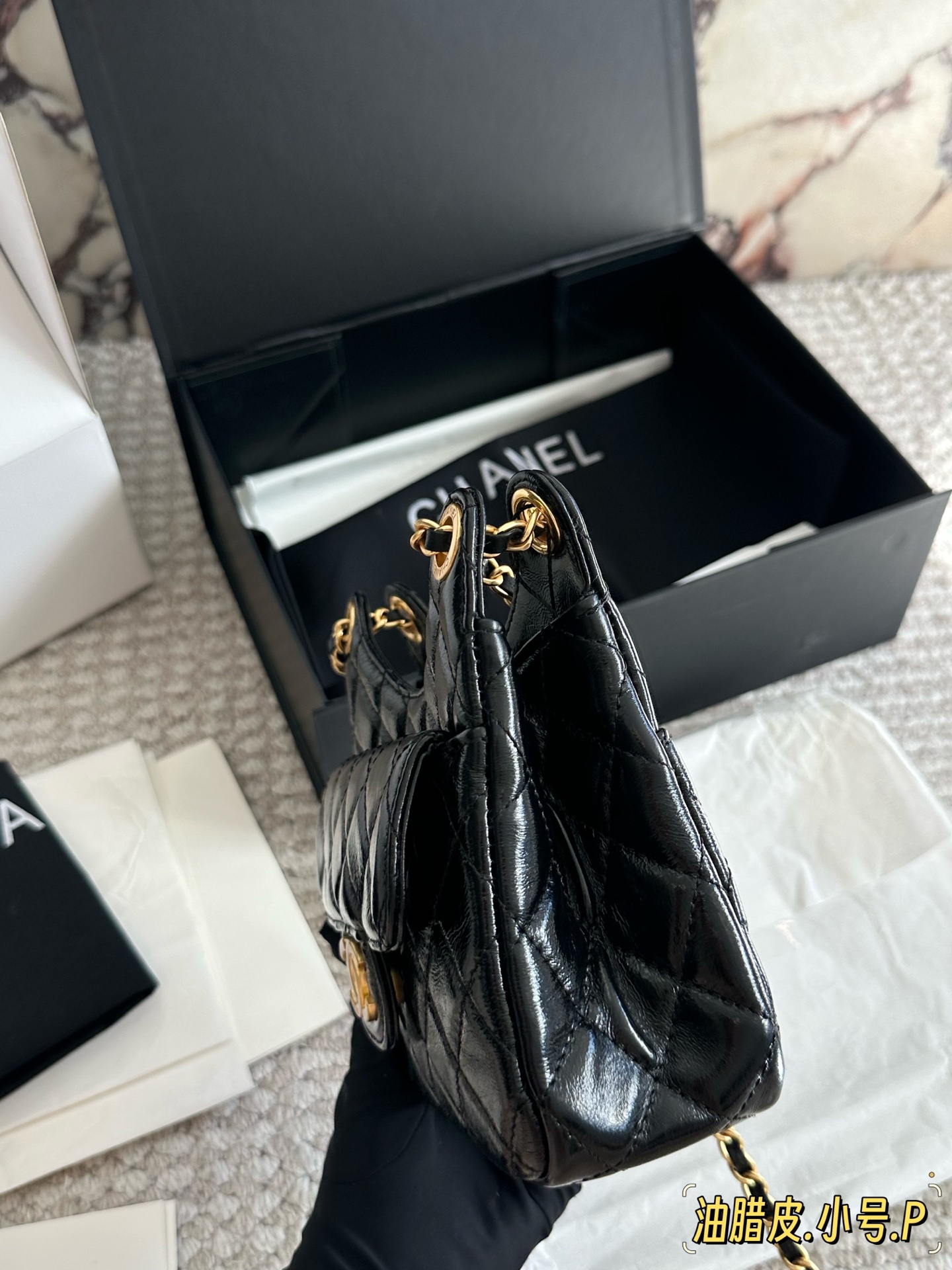 油蜡皮💰290 配盒
size:19*13cm#
小香家 23C 嬉皮hobo
新品23C系列
真的很绝
这款火出圈的天猫精灵
真的很好看
俗称牛角包 很有设计感 油蜡牛皮材质 搭配