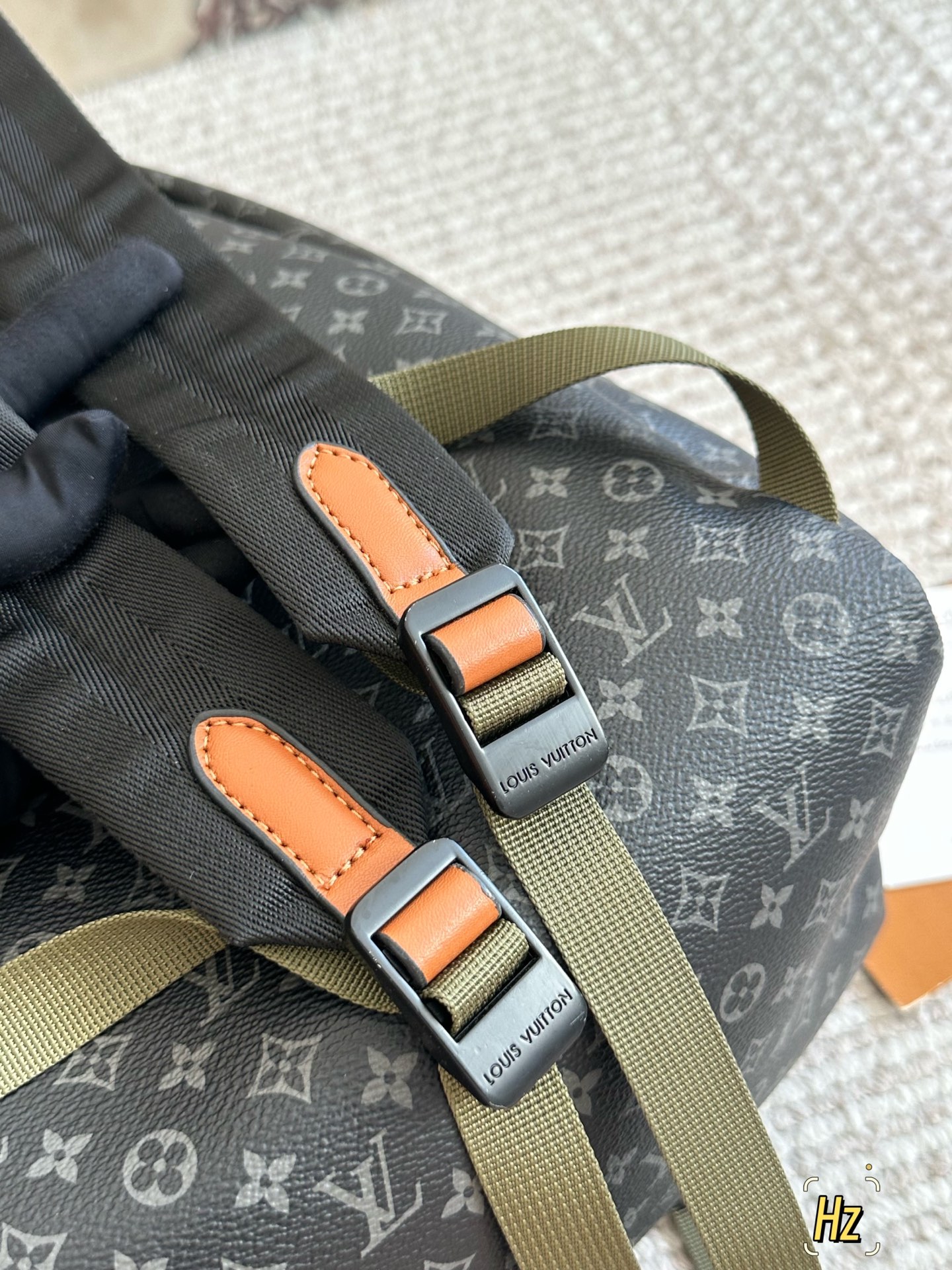 💰390
最新款L家 双肩包
超高清五金logo标志、
专用里内里 
超顺滑拉链
做工精致每个细节到位！
男人必备款。
尺寸：32*38cm