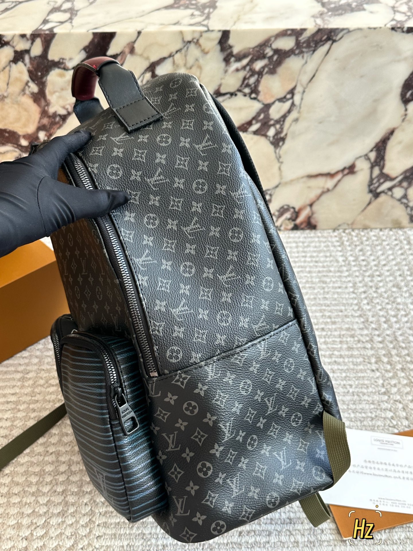 💰390
最新款L家 双肩包
超高清五金logo标志、
专用里内里 
超顺滑拉链
做工精致每个细节到位！
男人必备款。
尺寸：32*38cm