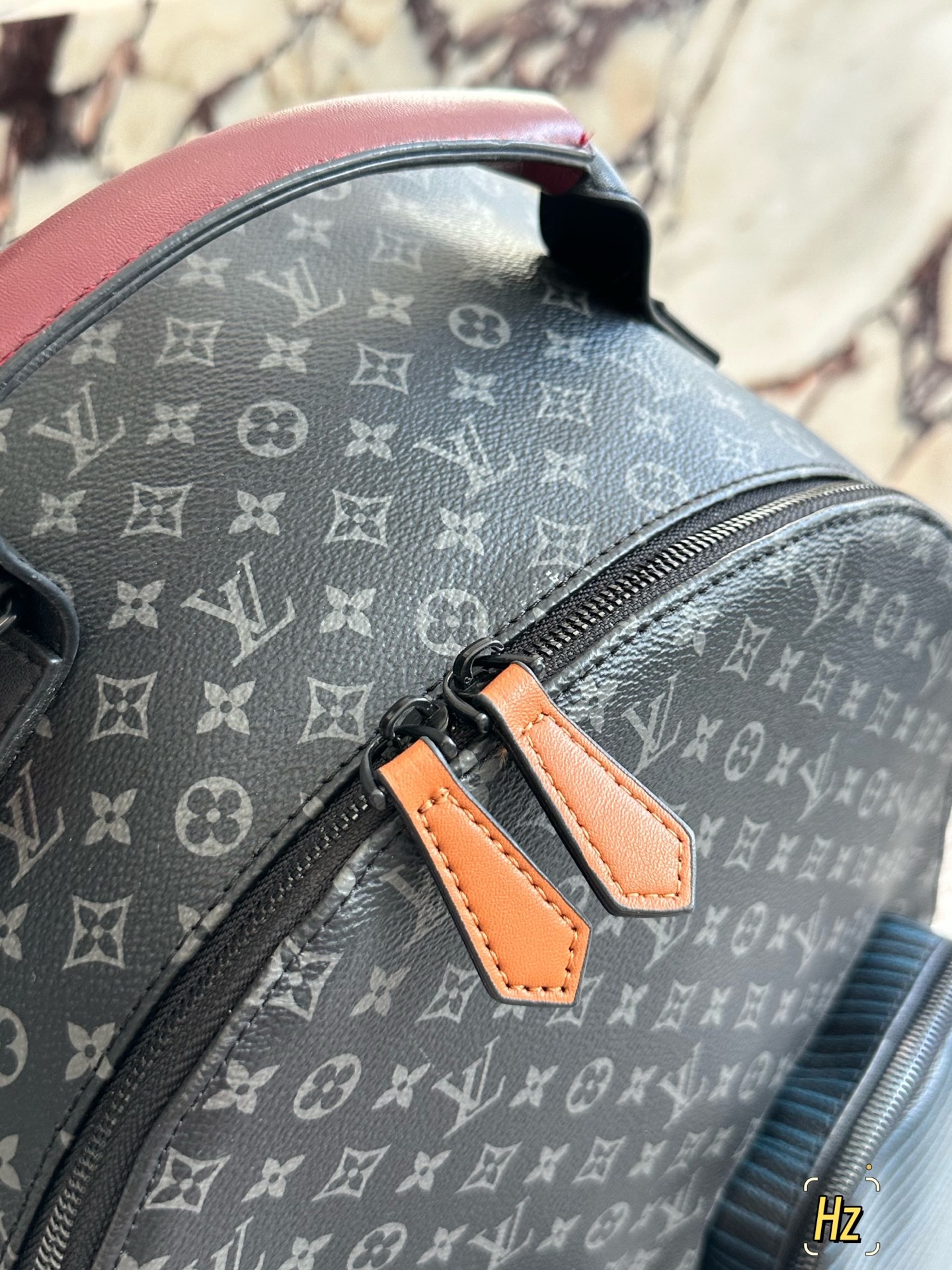 💰390
最新款L家 双肩包
超高清五金logo标志、
专用里内里 
超顺滑拉链
做工精致每个细节到位！
男人必备款。
尺寸：32*38cm