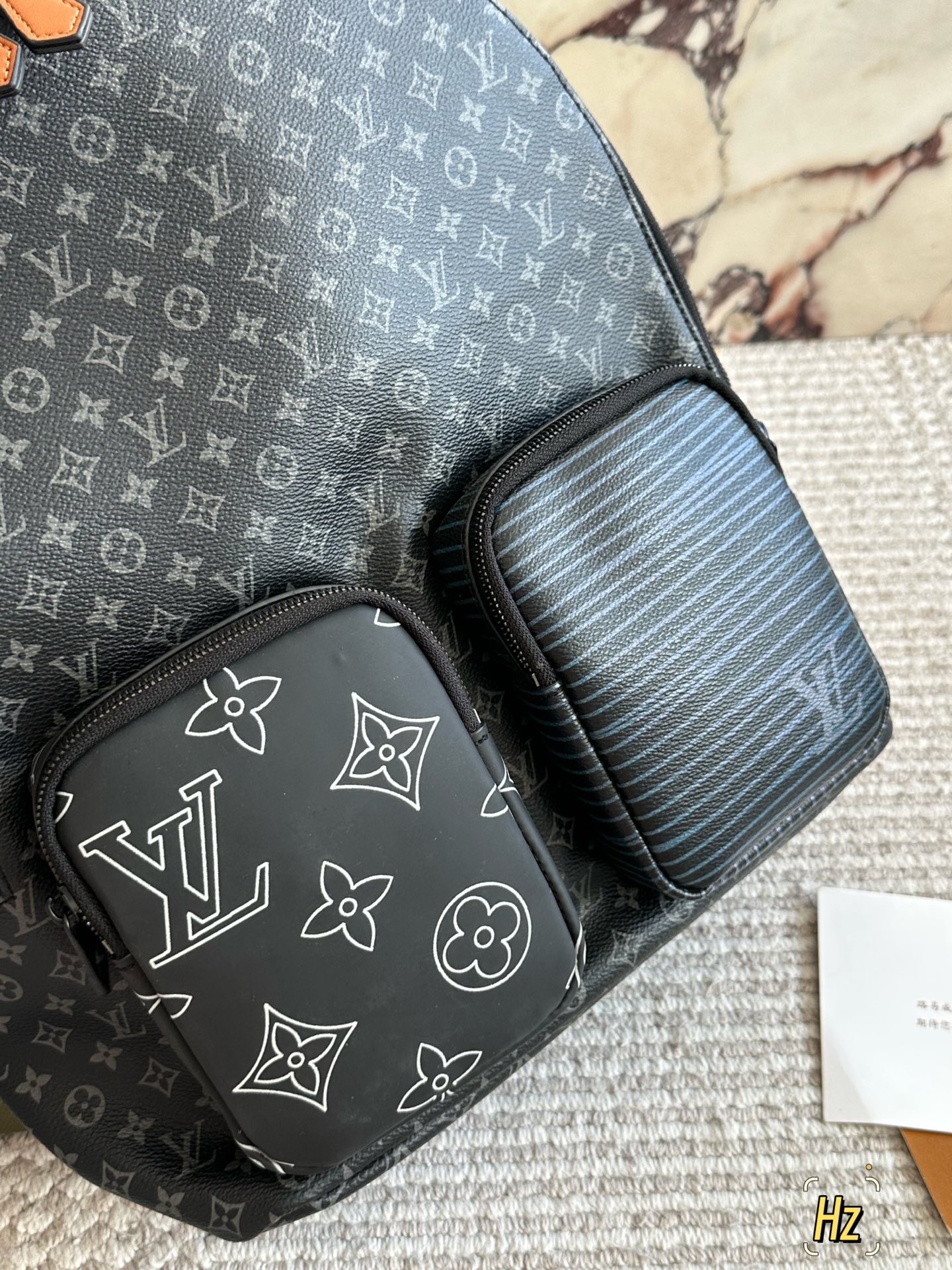 💰390
最新款L家 双肩包
超高清五金logo标志、
专用里内里 
超顺滑拉链
做工精致每个细节到位！
男人必备款。
尺寸：32*38cm