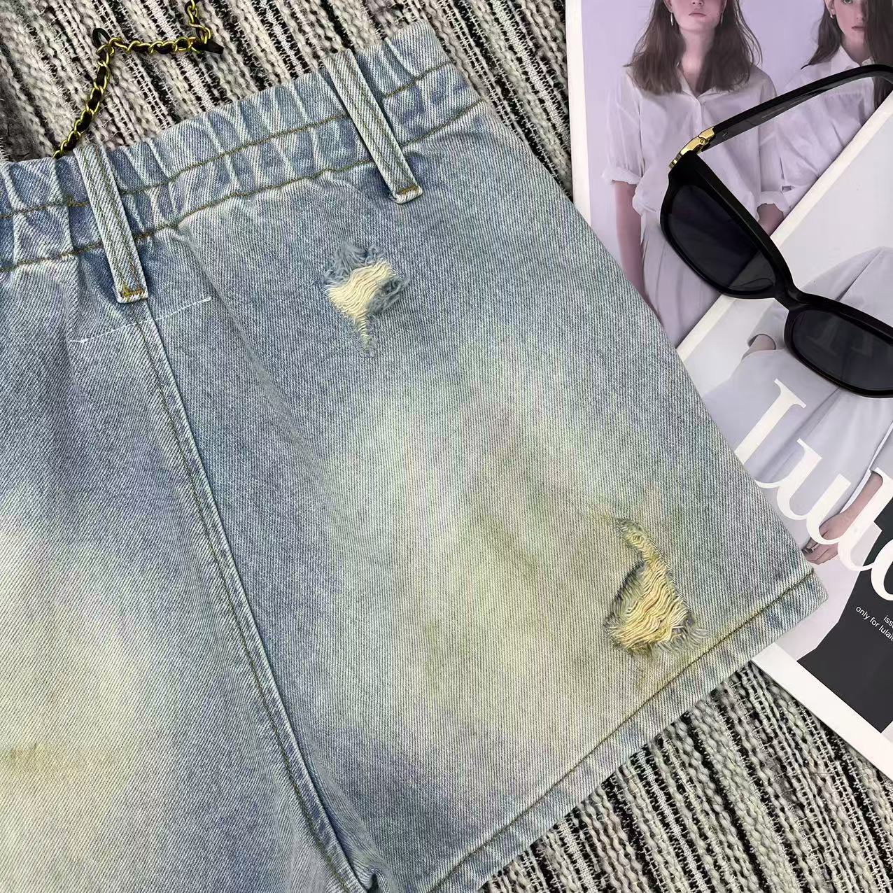 New MM6 Broken-Hole Jeans: One-Size-Fits-All Female Packaging Recommendation for Spring-Summer Collection. - 图片 7