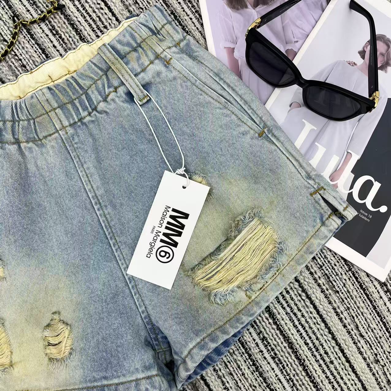New MM6 Broken-Hole Jeans: One-Size-Fits-All Female Packaging Recommendation for Spring-Summer Collection. - 图片 5