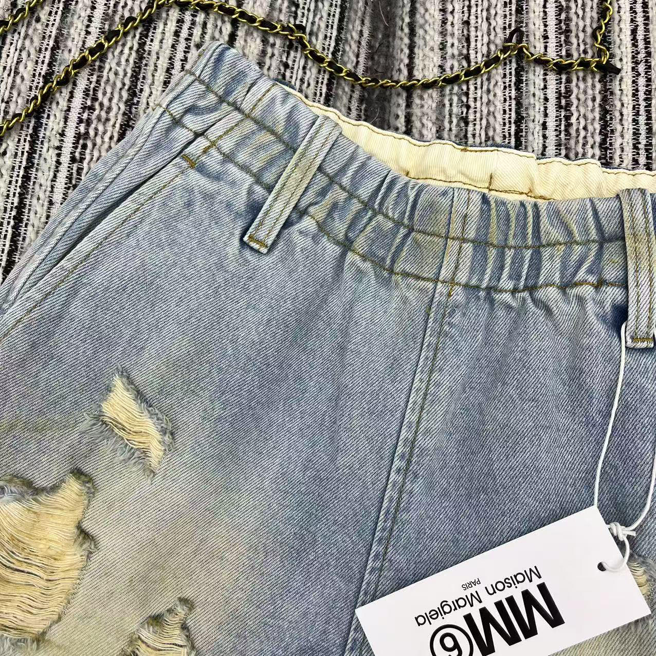 New MM6 Broken-Hole Jeans: One-Size-Fits-All Female Packaging Recommendation for Spring-Summer Collection. - 图片 3