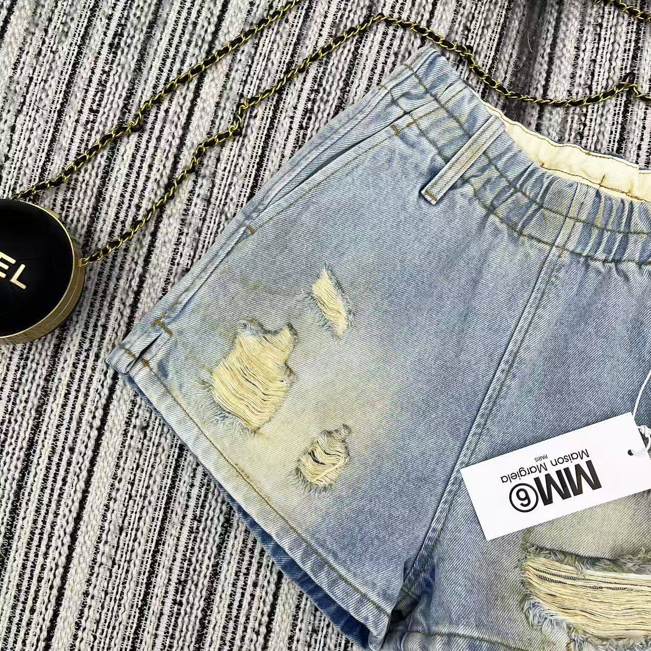New MM6 Broken-Hole Jeans: One-Size-Fits-All Female Packaging Recommendation for Spring-Summer Collection. - 图片 4