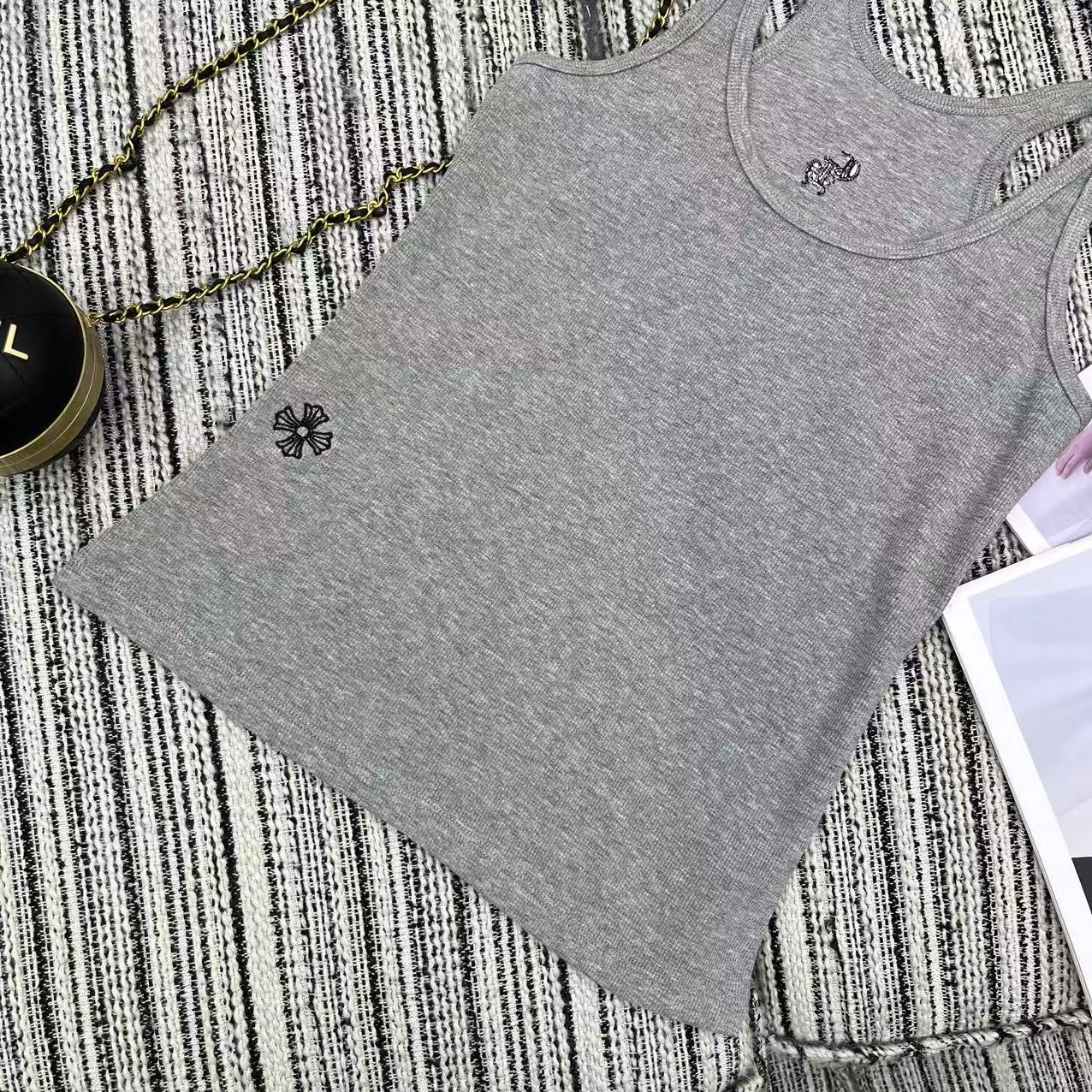 Crost’s New Letter-Printed Thong Vests: Perfect Addition to P288 Female Suit - 图片 4