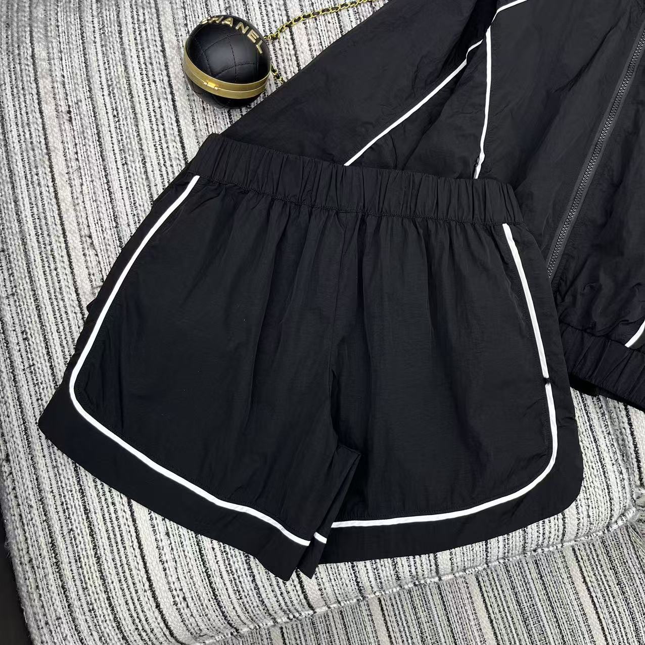 New Alo* Line: 25-Year-Old Series Features Long-Sleeve Sunscreen Coats and Two-Coloured Shorts - 图片 8