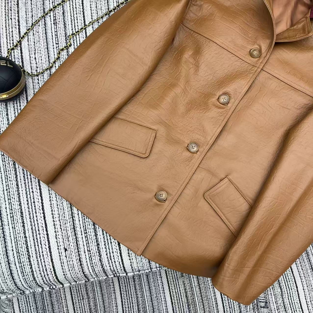“Review: P2400 One-Size-Fits-All Female Suit with Dust-Proof Bag & Guc* 25-Year-Old Tan Coat” - 图片 5