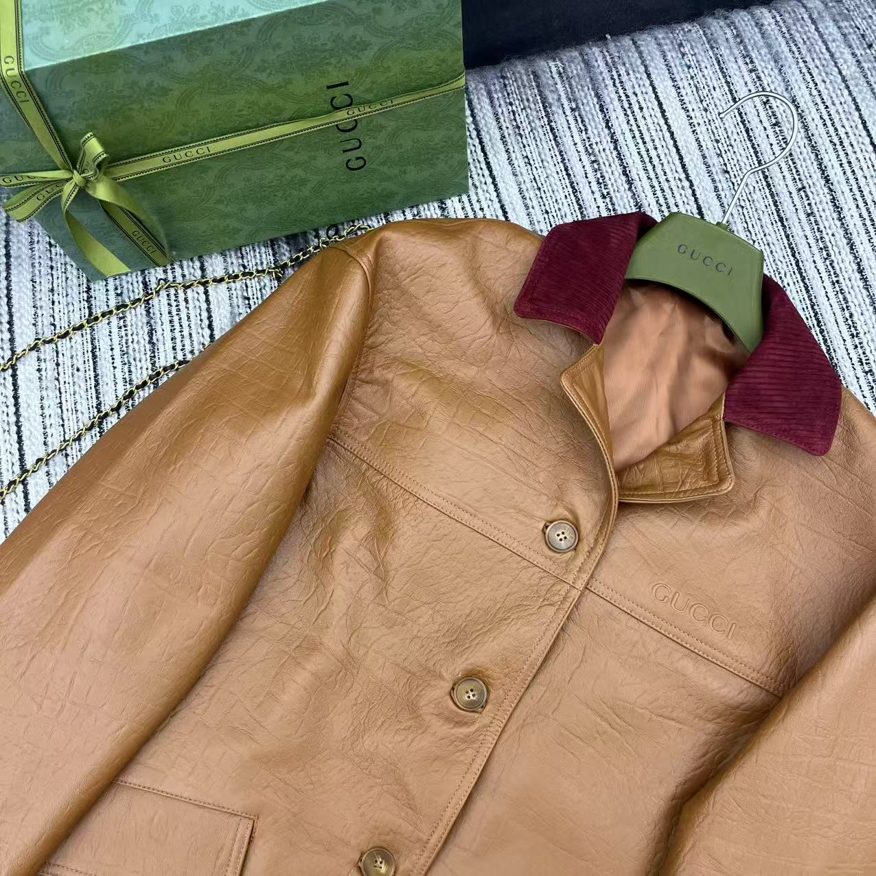 “Review: P2400 One-Size-Fits-All Female Suit with Dust-Proof Bag & Guc* 25-Year-Old Tan Coat” - 图片 4