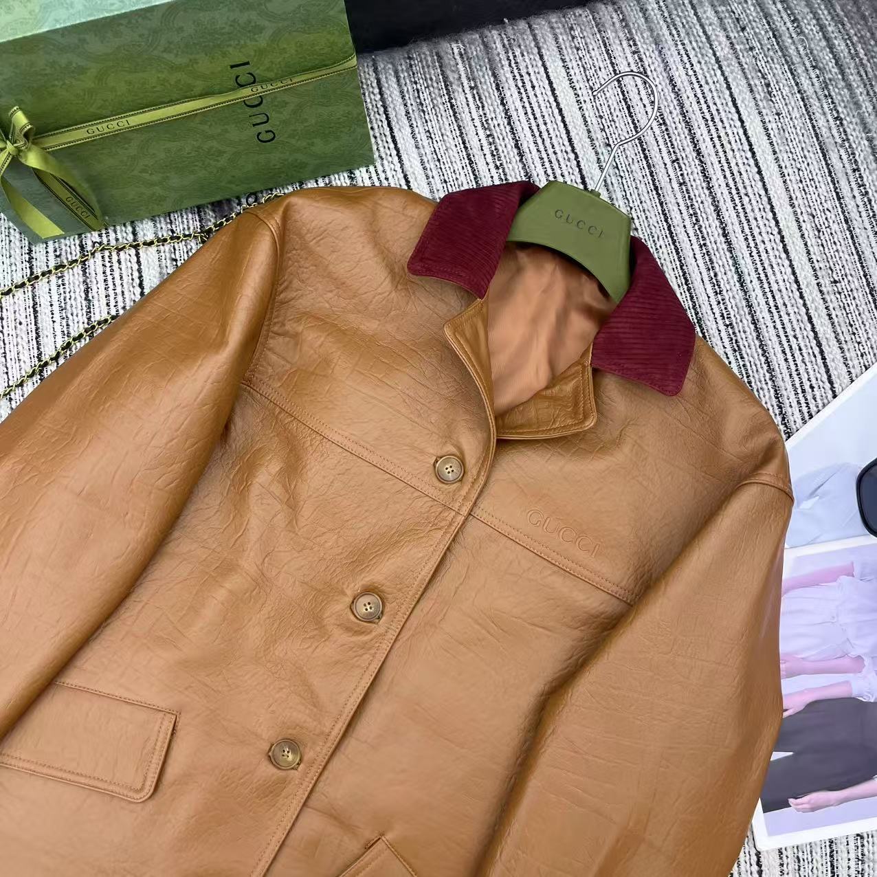 “Review: P2400 One-Size-Fits-All Female Suit with Dust-Proof Bag & Guc* 25-Year-Old Tan Coat” - 图片 2