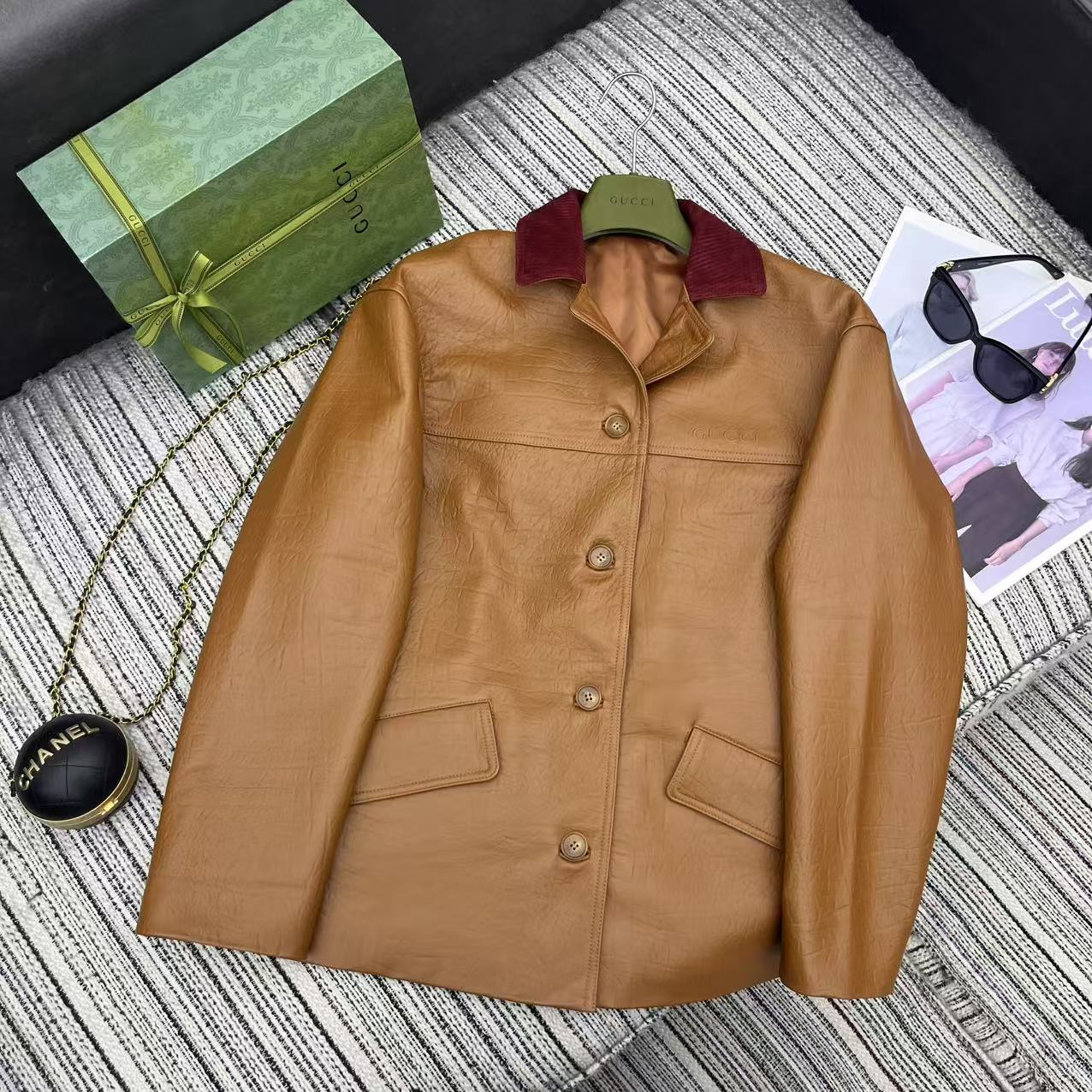 “Review: P2400 One-Size-Fits-All Female Suit with Dust-Proof Bag & Guc* 25-Year-Old Tan Coat” - 图片 1